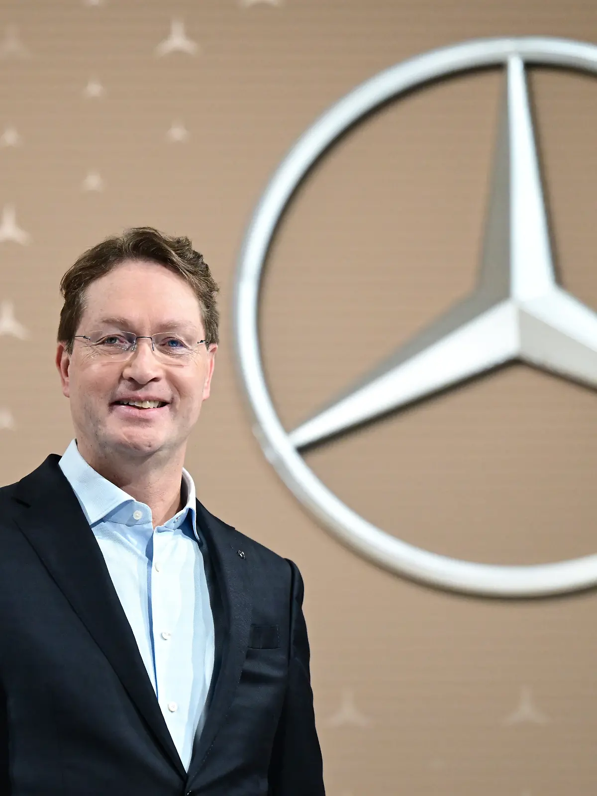 Ola Källenius, Vorstandsvorsitzender der Mercedes-Benz Group AG, steht vor der Bilanz Pressekonferenz vor einem Mercedes-Benz Markenlogo. +++ dpa-Bildfunk +++