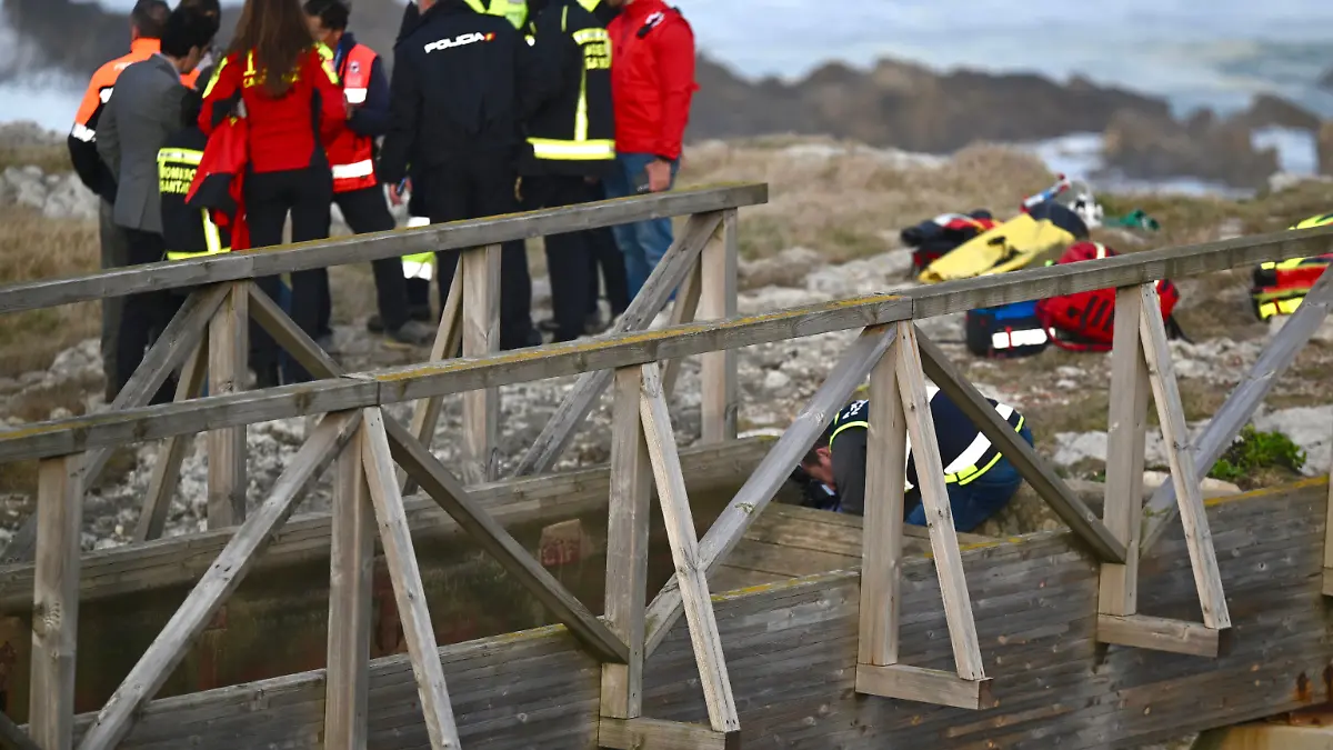 Rettungsteams arbeiten an einer Unfallstelle