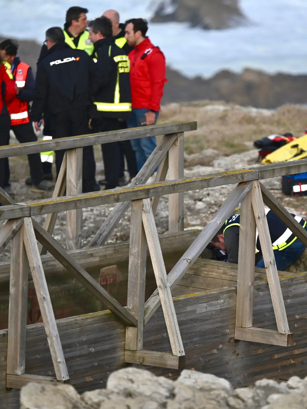 Rettungsteams arbeiten an einer Unfallstelle