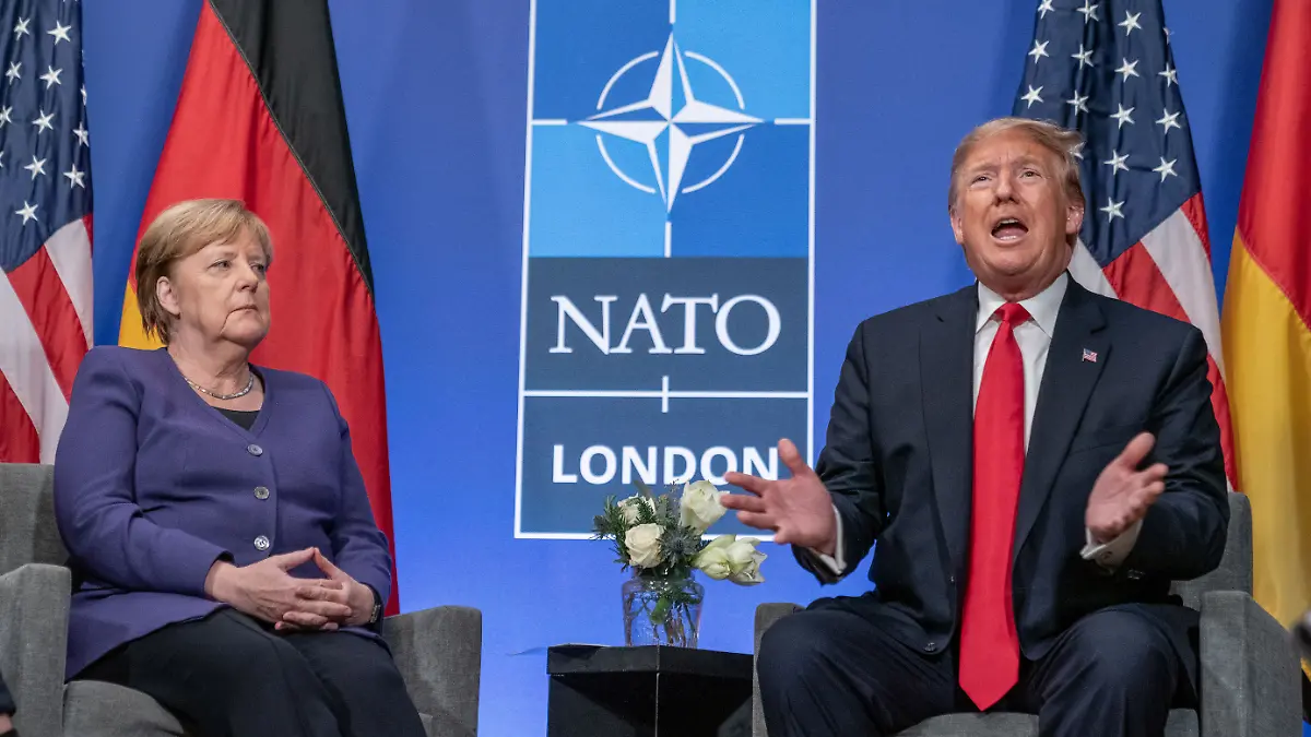 US Präsident Donald Trump, sitzt neben Bundeskanzlerin Angela Merkel (CDU), zu Beginn eines Bilateralen Gesprächs nach der Arbeitssitzung des Nato Gipfels. Bei dem Treffen der Staats- und Regierungschefs soll das 70-jährige Bestehen des Militärbündnisses gefeiert werden. +++ dpa-Bildfunk +++