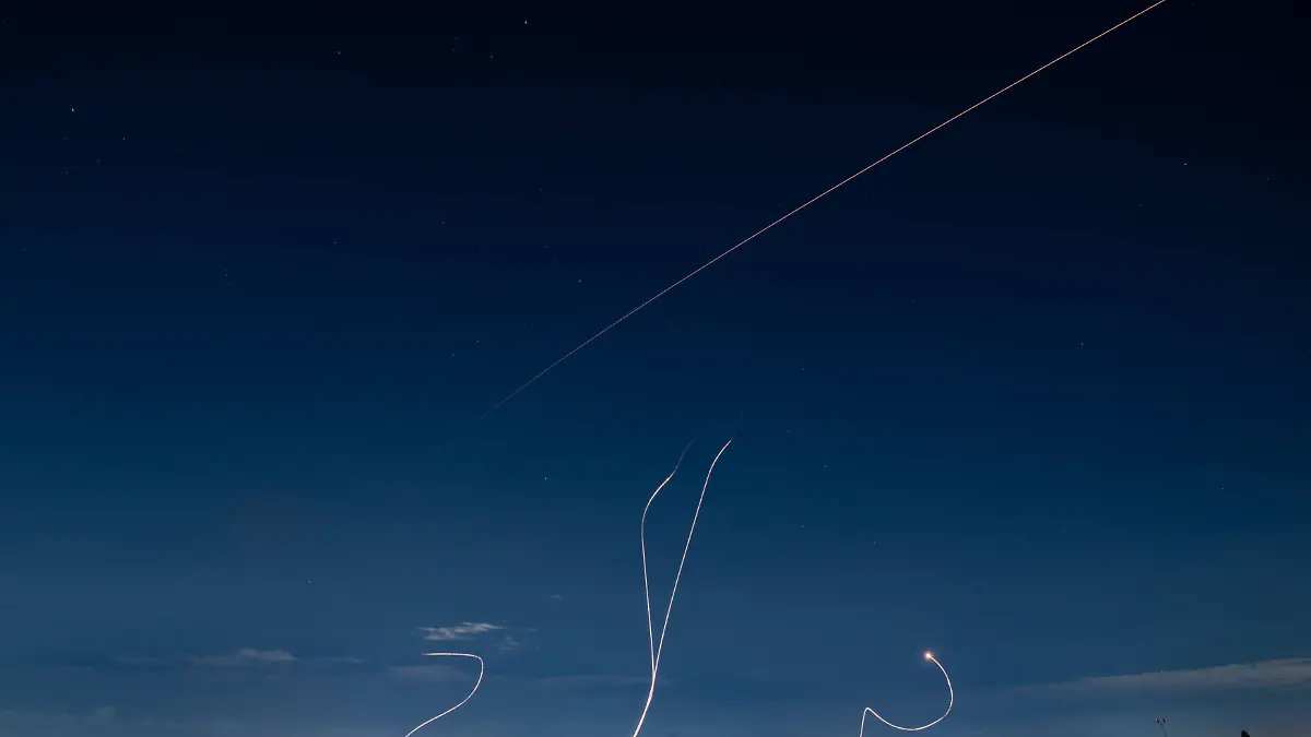 Missile attack in Tel Aviv, Israel - 01 Mar 2026 An Israeli Air defense system intercepts a ballistic missile barrage launched from Iran to central Israel during the missile attack. Tel Aviv Israel Copyright: xElixBasrix/xSOPAxImagesx EBASRI_113