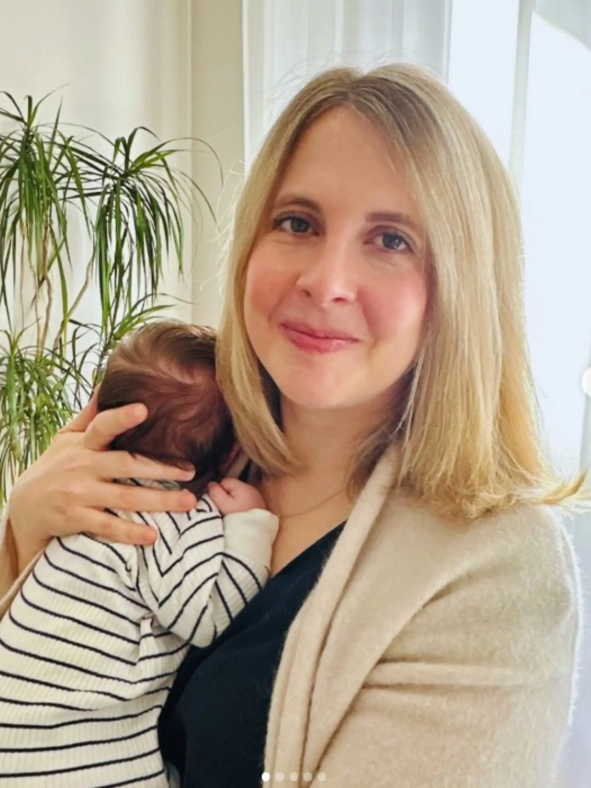 Bild zu: "Bauministerin Verena Hubertz zeigt ihr Mama-Glück"