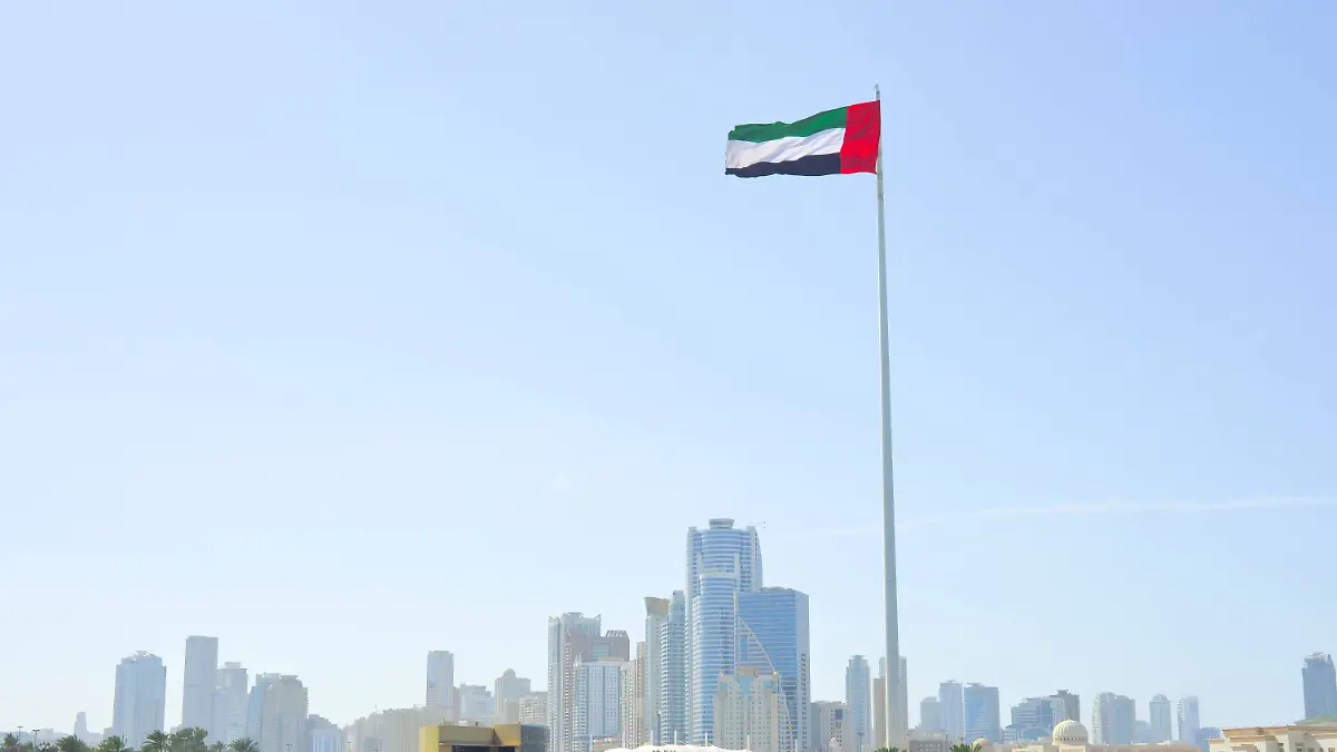 SHARJAH, VAE - 14. Februar 2023: Flagge der Vereinigten Arabischen Emirate in Sharjah an der Küste SHARJAH, VAE - 14. Februar 2023: Flagge der Vereinigten Arabischen Emirate in Sharjah an der Küste LicenseRF Copyright: xZoonar.com/EkaterinaxZolinax 23741078