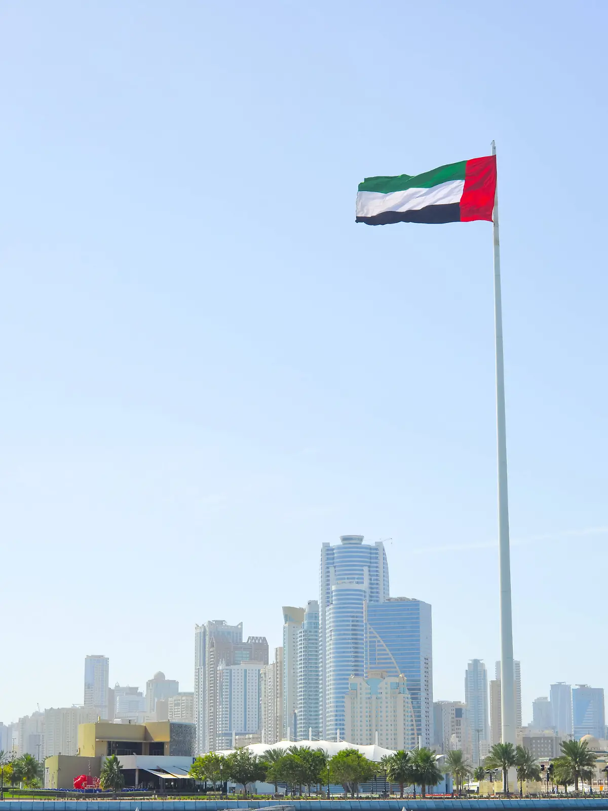 SHARJAH, VAE - 14. Februar 2023: Flagge der Vereinigten Arabischen Emirate in Sharjah an der Küste SHARJAH, VAE - 14. Februar 2023: Flagge der Vereinigten Arabischen Emirate in Sharjah an der Küste LicenseRF Copyright: xZoonar.com/EkaterinaxZolinax 23741078