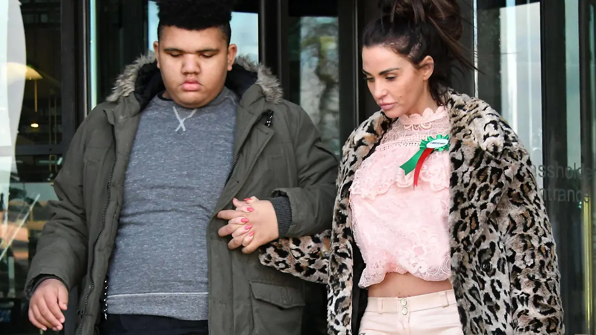  . 06/02/2018. London, United Kingdom. Katie Price in Parliament. Harvey Price and Katie Price at Portcullis House. Katie Price, Loose Women panellist gives evidence in Parliament at Parliamentary Select Committee meeting on how online abuse has affected her family, after an online petition she started gained over 200k public signatures, at House of Commons, London. PUBLICATIONxINxGERxSUIxAUTxHUNxONLY xNilsxJorgensenx/xi-Imagesx IIM-16892-0001