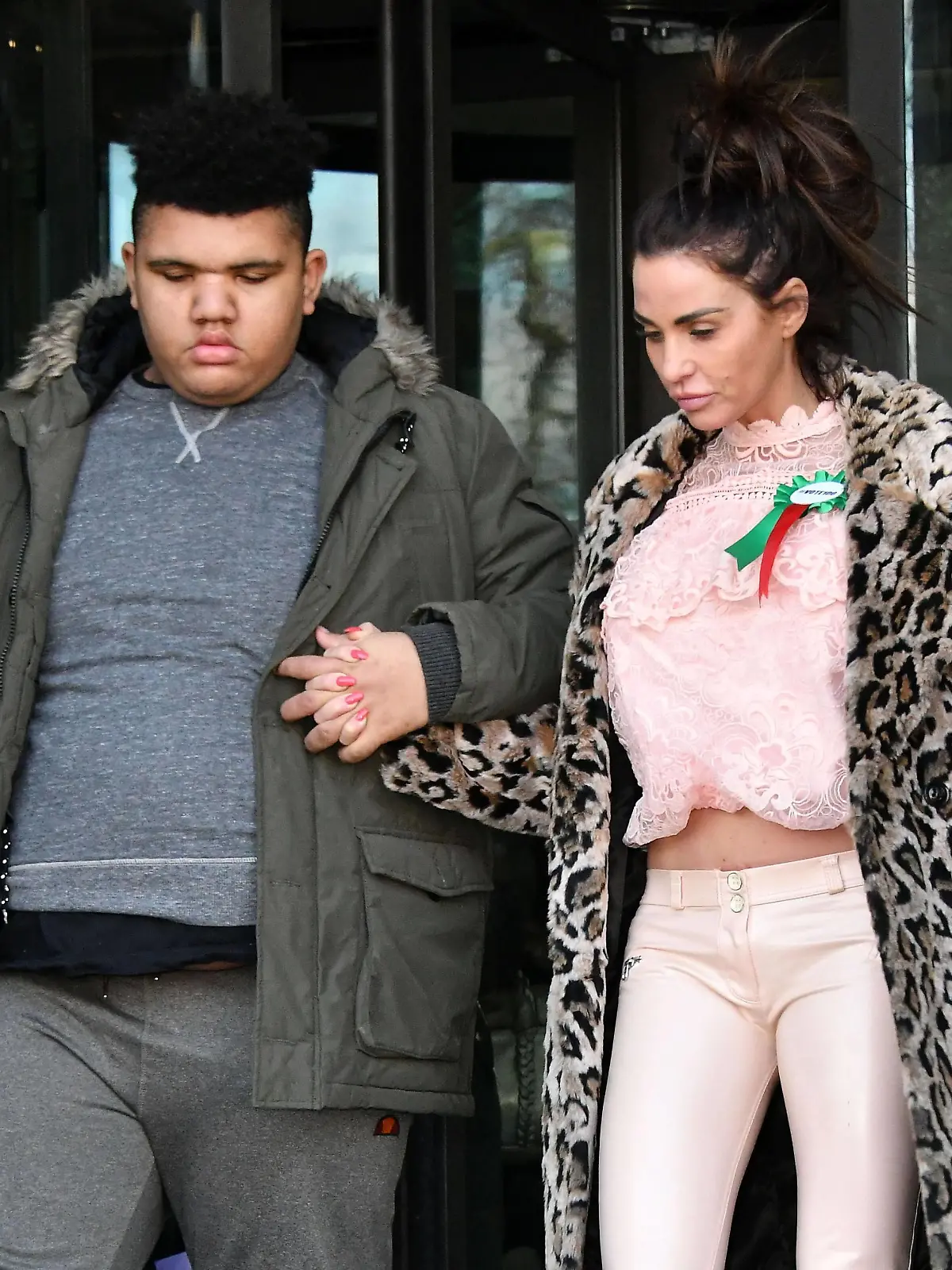  . 06/02/2018. London, United Kingdom. Katie Price in Parliament. Harvey Price and Katie Price at Portcullis House. Katie Price, Loose Women panellist gives evidence in Parliament at Parliamentary Select Committee meeting on how online abuse has affected her family, after an online petition she started gained over 200k public signatures, at House of Commons, London. PUBLICATIONxINxGERxSUIxAUTxHUNxONLY xNilsxJorgensenx/xi-Imagesx IIM-16892-0001