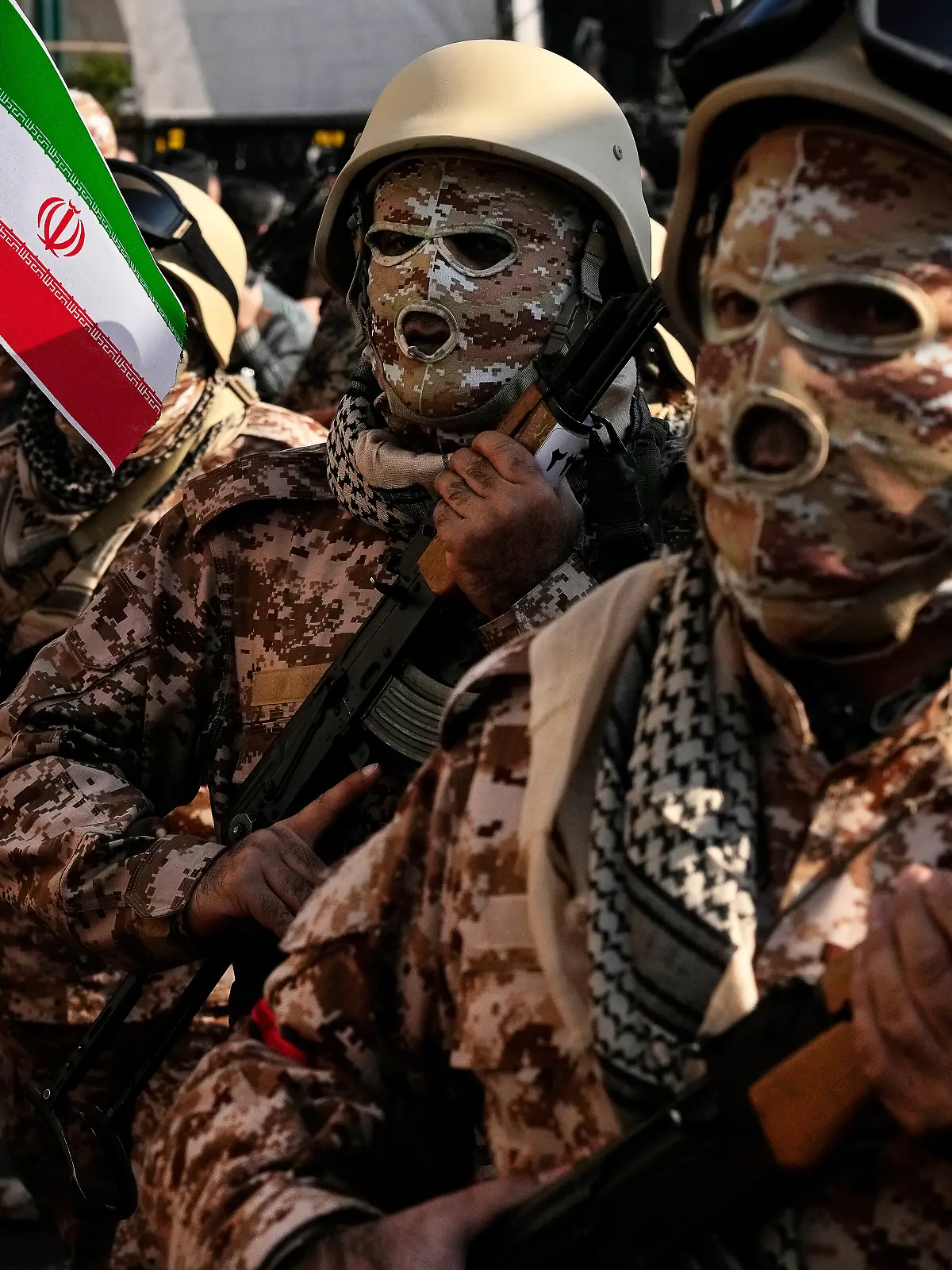 Mitglieder der paramilitärischen Basidsch-Kräfte marschieren während einer Militärparade in der iranischen Hauptstadt. (zu dpa: «Israel: Stellungen iranischer Basidsch-Milizen angegriffen») +++ dpa-Bildfunk +++