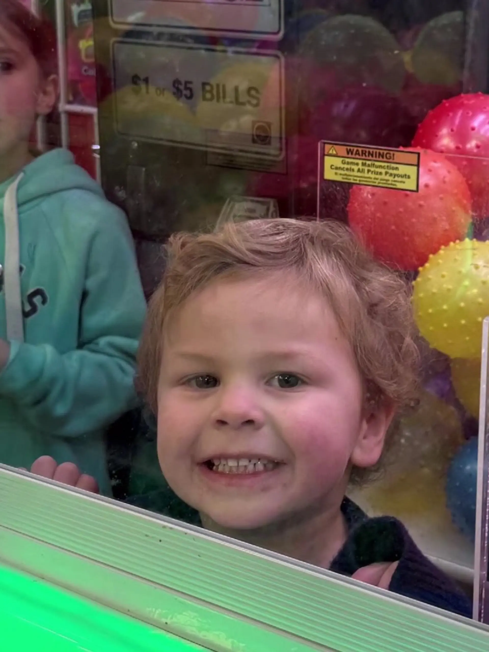 Bild zu: "Oops, wie kommt er denn da rein? Kleiner Patrick steckt in Spielzeugautomat fest"