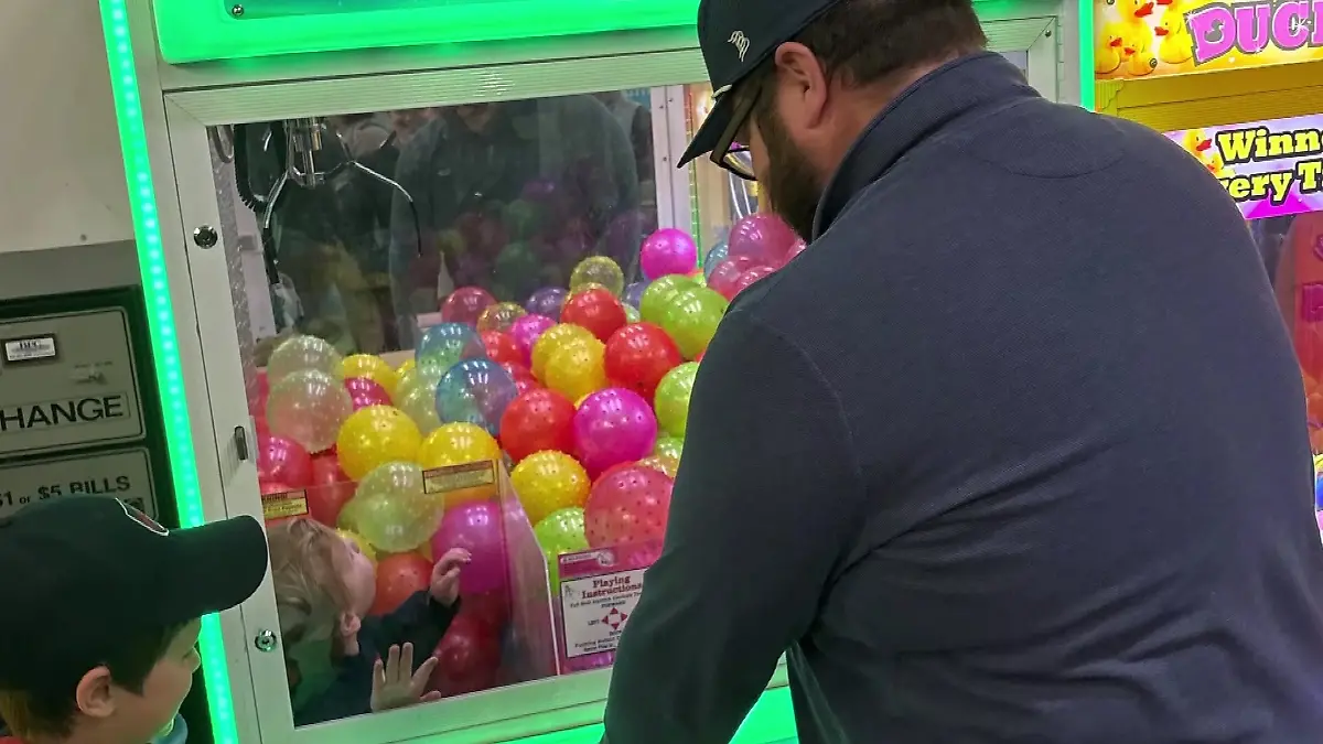 Die Eltern waren nur für einen Moment unachtsam – und plötzlich sitzt der Dreijährige in dem Automaten.