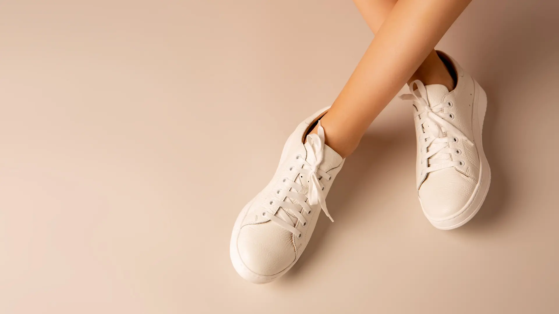 Weiße Sneaker gehen einfach immer.