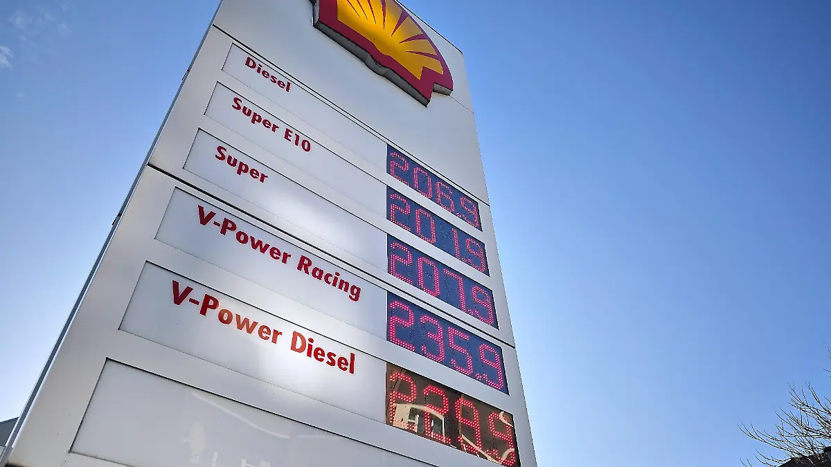 Berlin, Deutschland: Preistafel an einer Tankstelle von Shell in Berlin