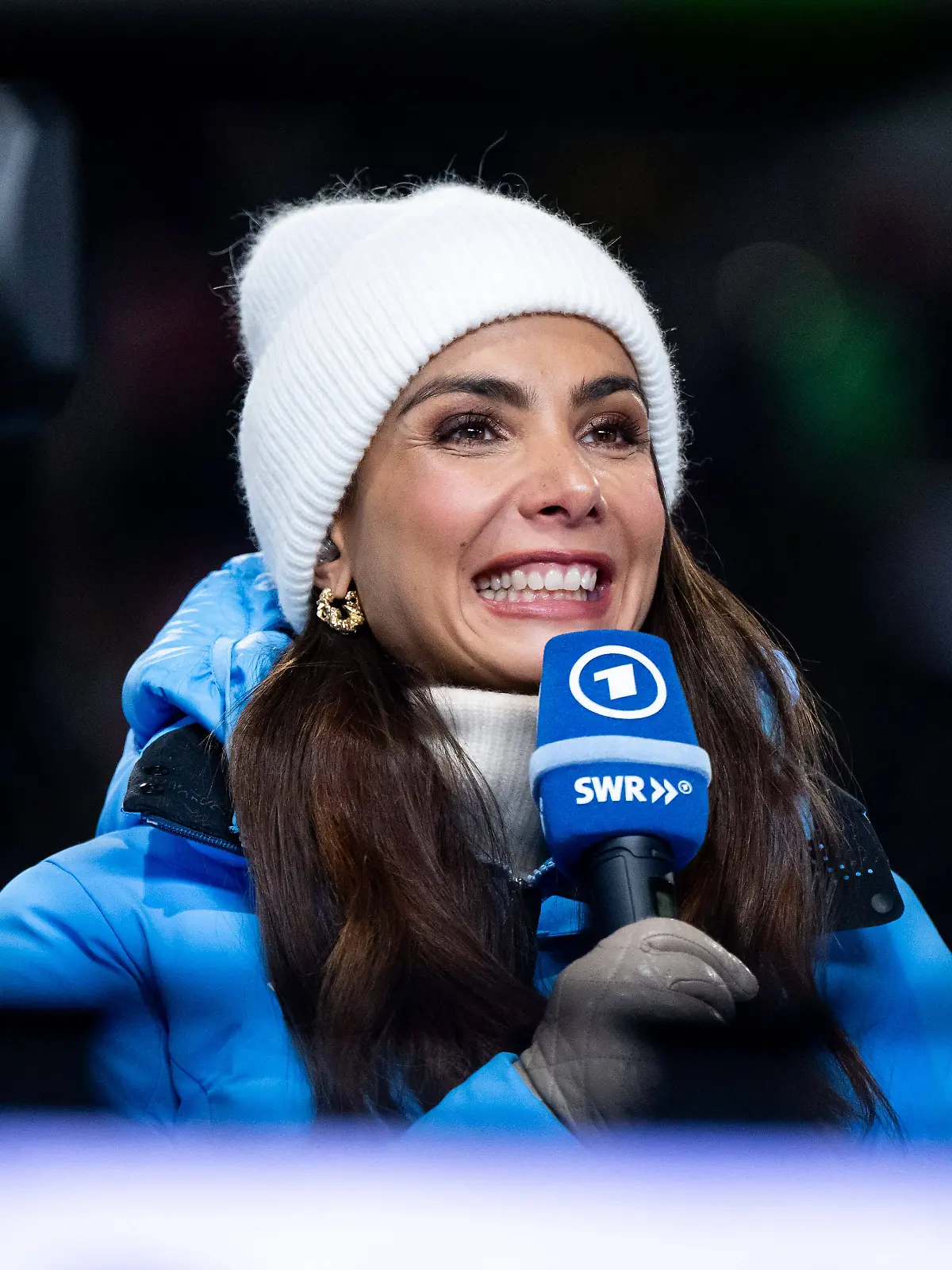 Bild zu: "Sportmoderatorin überrascht mit süßen Baby-News"