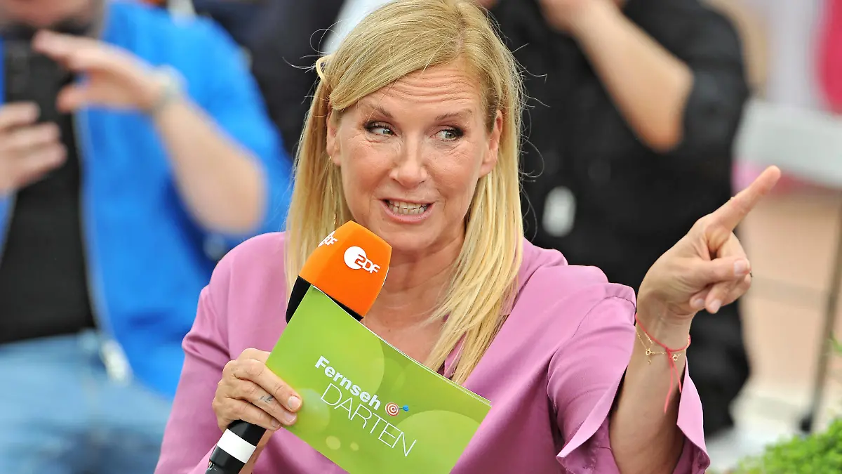 ZDF - Fernsehgarten. Moderatorin Andrea Kiwi Kiewel während der ZDF - Unterhaltungsshow Fernsehgarten am 14.05.2023 in Mainz. 20230514MWI71473 *** ZDF Fernsehgarten host Andrea Kiwi Kiewel during the ZDF entertainment show Fernsehgarten on 14 05 2023 in Mainz 20230514MWI71473