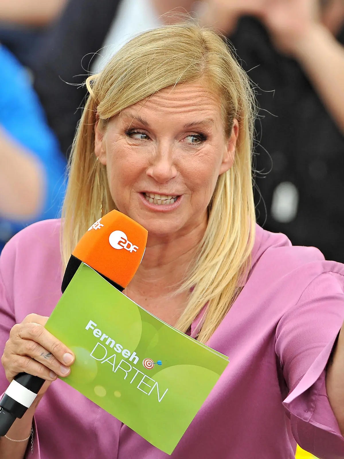 ZDF - Fernsehgarten. Moderatorin Andrea Kiwi Kiewel während der ZDF - Unterhaltungsshow Fernsehgarten am 14.05.2023 in Mainz. 20230514MWI71473 *** ZDF Fernsehgarten host Andrea Kiwi Kiewel during the ZDF entertainment show Fernsehgarten on 14 05 2023 in Mainz 20230514MWI71473