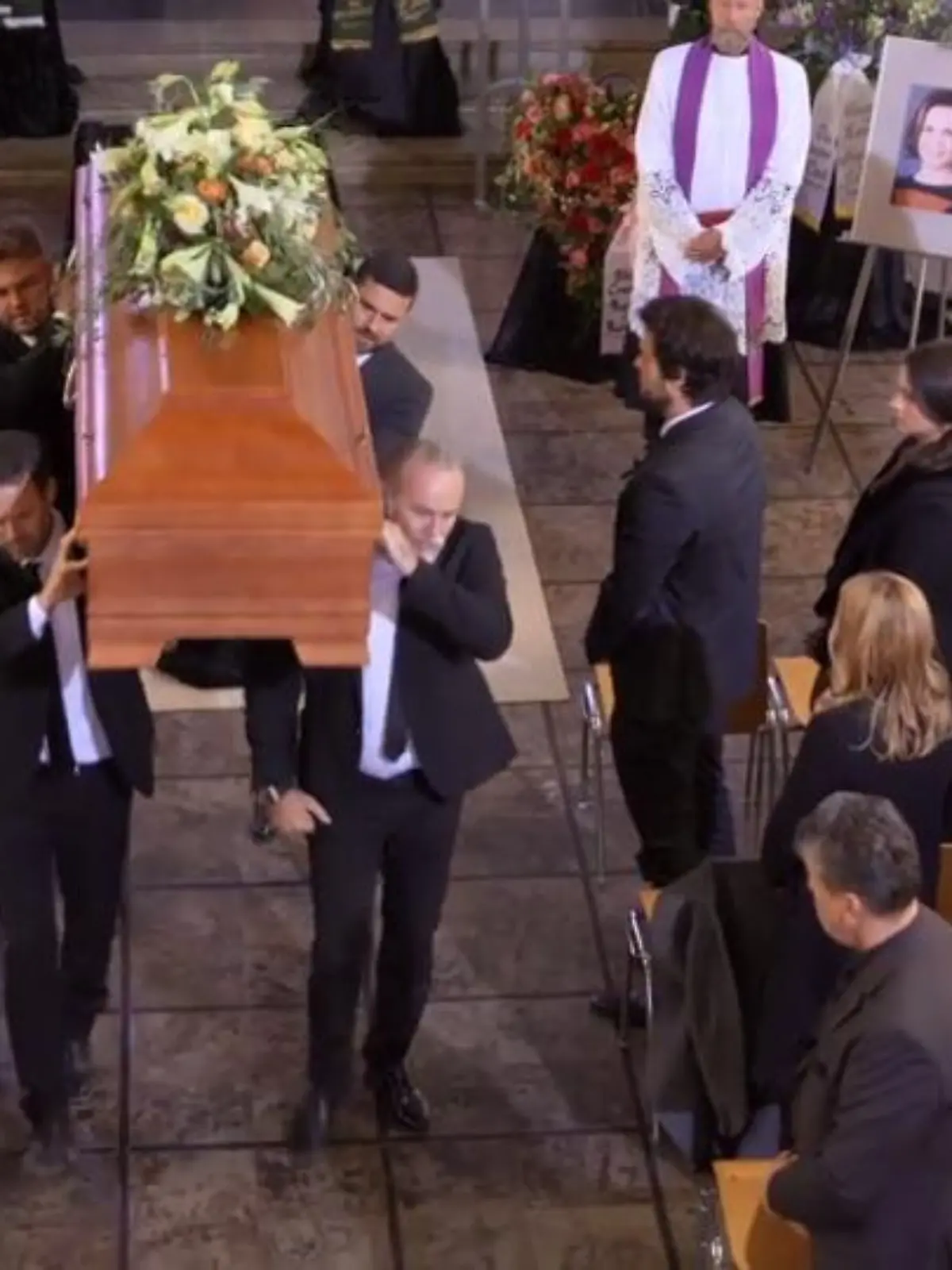 Bild zu: "Die Familie Weigel gibt Irene das letzte Geleit"