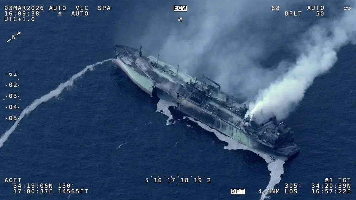 Erste Bilder aus dem Mittelmeer: Das Wrack des explodierten LNG-Tankers "Arctic Metagaz" auf halber Strecke zwischen Malta und Libyen, aufgenommen aus der Luft am Nachmittag des 3. März 2026.