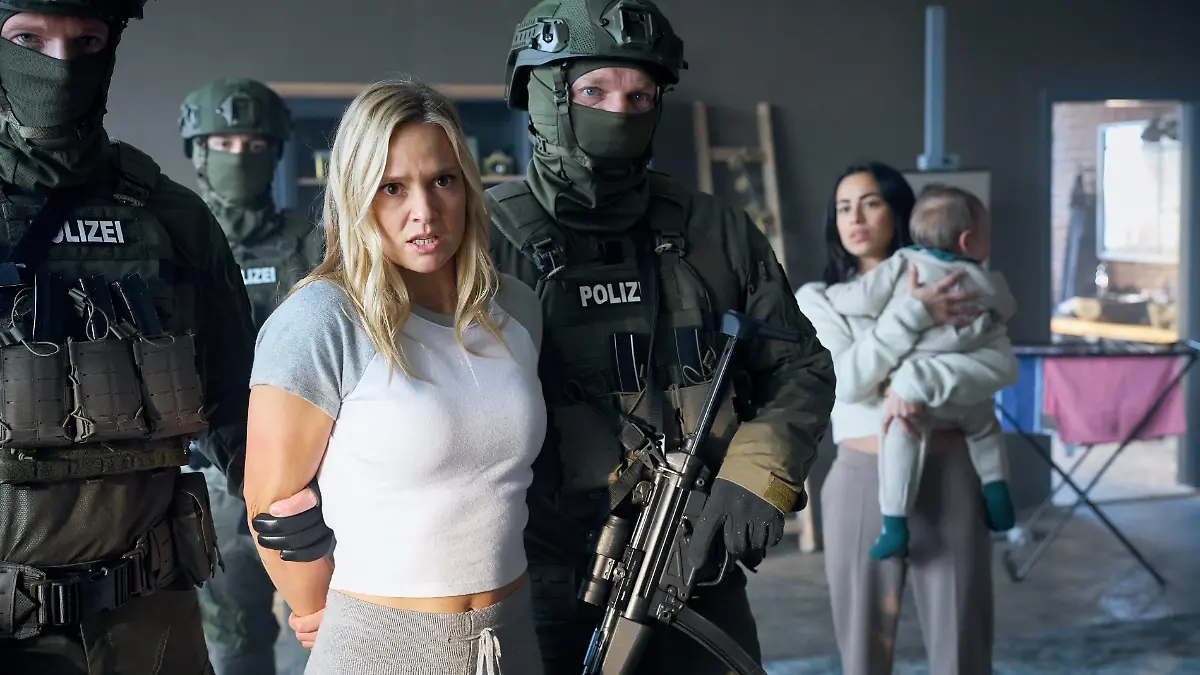 Vicky Reisinger (Pia Stutzenstein) wird in Handschellen aus ihrer WG mit Dana (Gizem Emre) abgeführt.