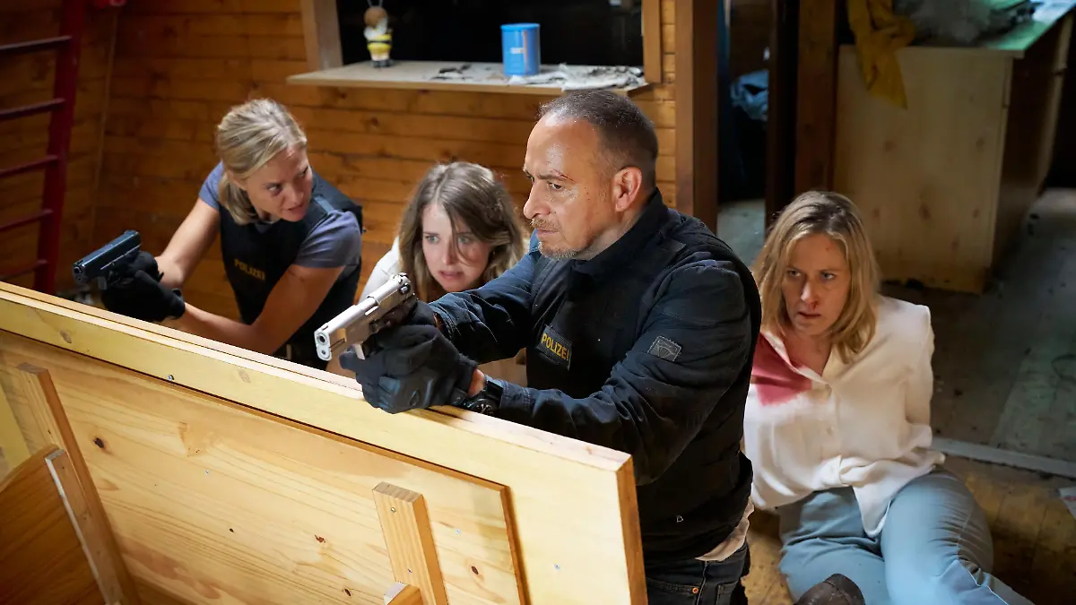 v.l.: Vicky (Pia Stutzenstein), Sandra (Leonie Brill), Semir (Erdogan Atalay) und Beate Thormann (Stephanie Japp) werden am Ferienhaus von Vickys und Sandras ermordeten Vaters angegriffen.