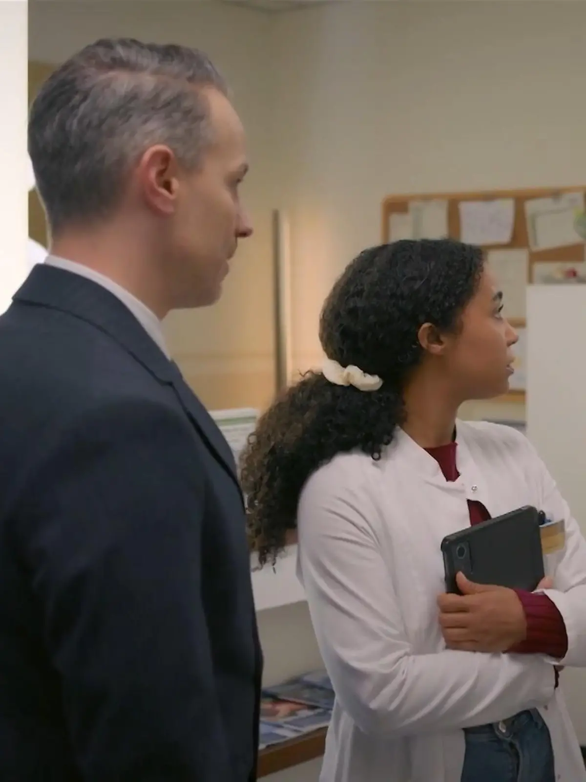 AWZ: Kilian stellt Imani ihren neuen Arbeitskollegen vor