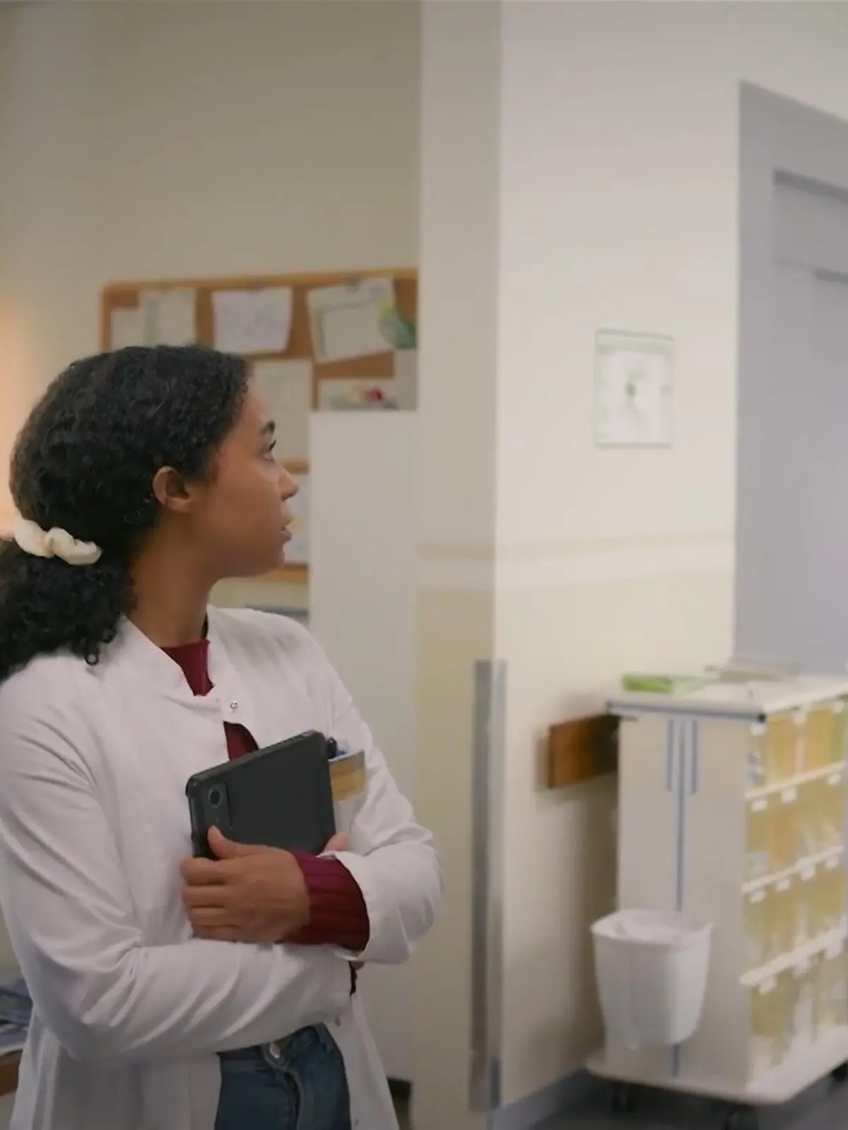 Bild zu: "Imani lernt ihren neuen Arbeitskollegen kennen"