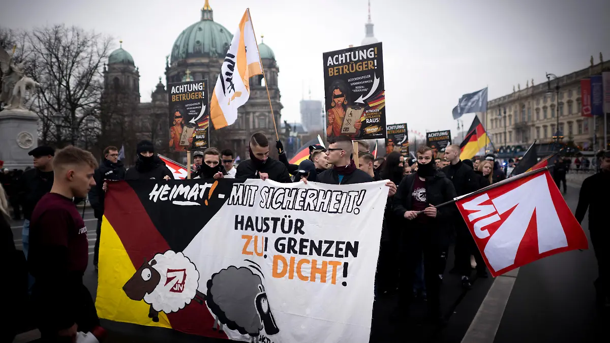 DEU, Deutschland, Germany, Berlin, 29.11.2025 Demonstranten der Jugendorganisation Junge Nationalisten JN mit Transparent Heimat Mit Sicherheit bei dem Marsch Kundgebung und Demonstration der rechtsextremen Partei Die Heimat ehemals NPD unter dem Motto Betrueger und Kriminelle Auslaender raus und Heimatschützer in Berlin Deutschland . Neben Mitgliedern der Heimat und der Jugendorganisation Junge Nationalisten JN fanden sich auch Mitglieder Deutsche Jugend Voran DJV und der sog. Jaegergruppe Jägergruppe . Ein breites Buendnis von der antifaschistischen Aktion antifa bis zu Omas gegen rechts konnte mit einer Blockade die eigentliche Demo verhindern en: Demonstrators from the youth organization Junge Nationalisten Young Nationalists JN with banner Heimat Mit Sicherheit Homeland with Security at the march and demonstration of the far-right party Die Heimat formerly NPD under the motto Cheaters and Criminals, Foreigners Out, and Homeland Protectors in Berlin Germany . Besides members of the Heimat youth organization Young Nationalists Junge Nationalisten JN , members of the Deutsche Jugend Voran German Youth Forward DJV and the so-called Hunter Group Jägergruppe were also present. A broad alliance, ranging from the anti-fascist action group Antifa to Grandmas Against the Right successfully blocked the demonstration .