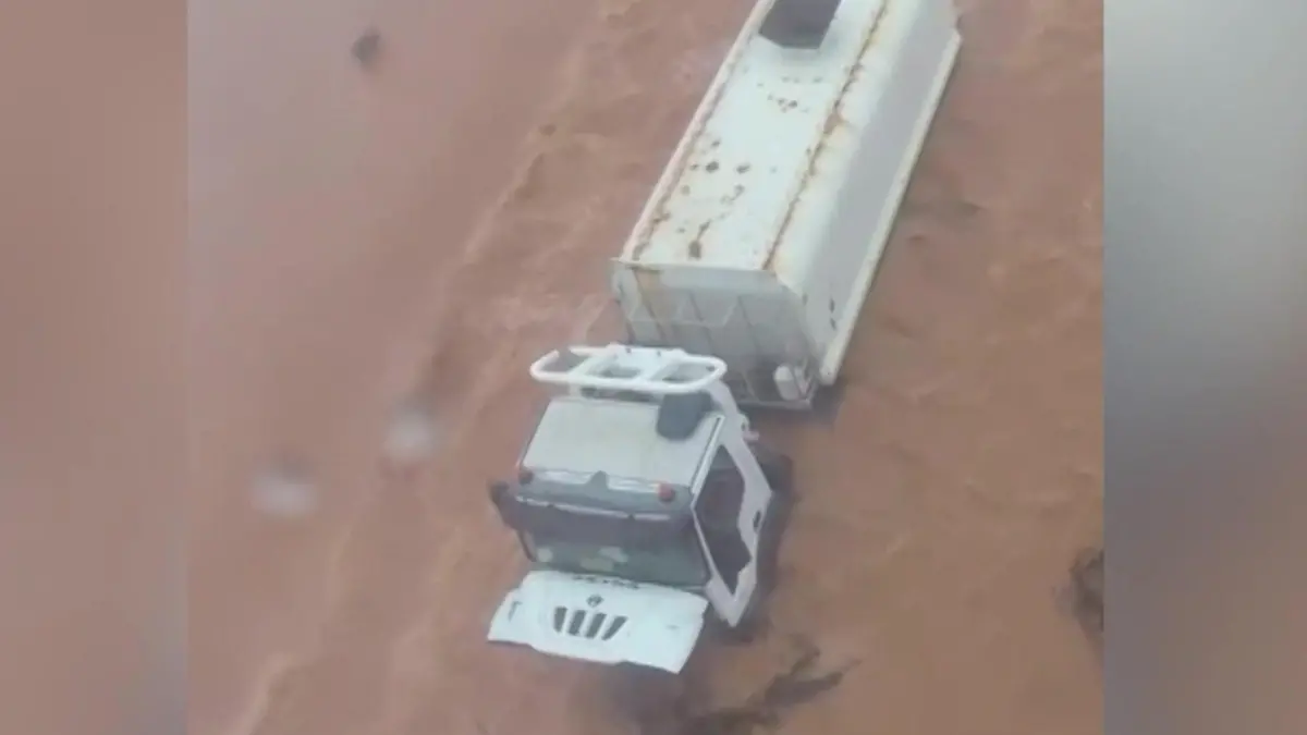 Sturm flutet Autobahn! Wassermassen schließen LKW-Fahrer in Kabine ein Schockmoment in Australien