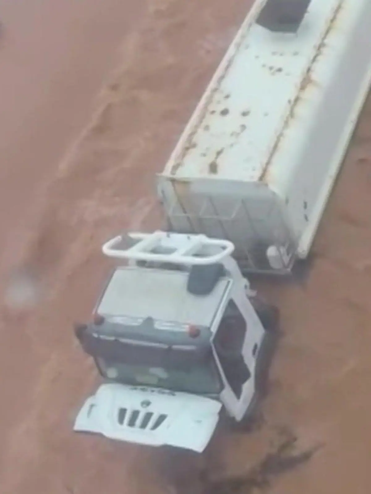 Bild zu: "Sturm flutet Autobahn! Wassermassen schließen LKW-Fahrer in Kabine ein"