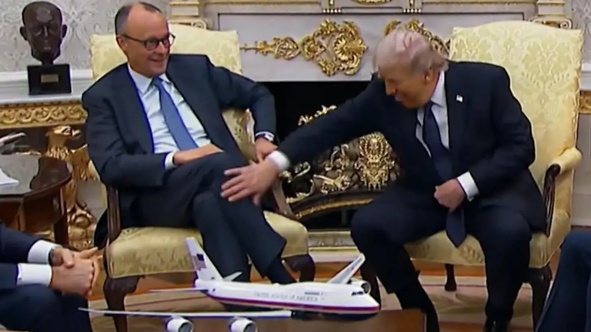 Trump tätschelt Merz plötzlich das Knie – und macht DIESEN Witz! Kanzler besucht US-Präsidenten