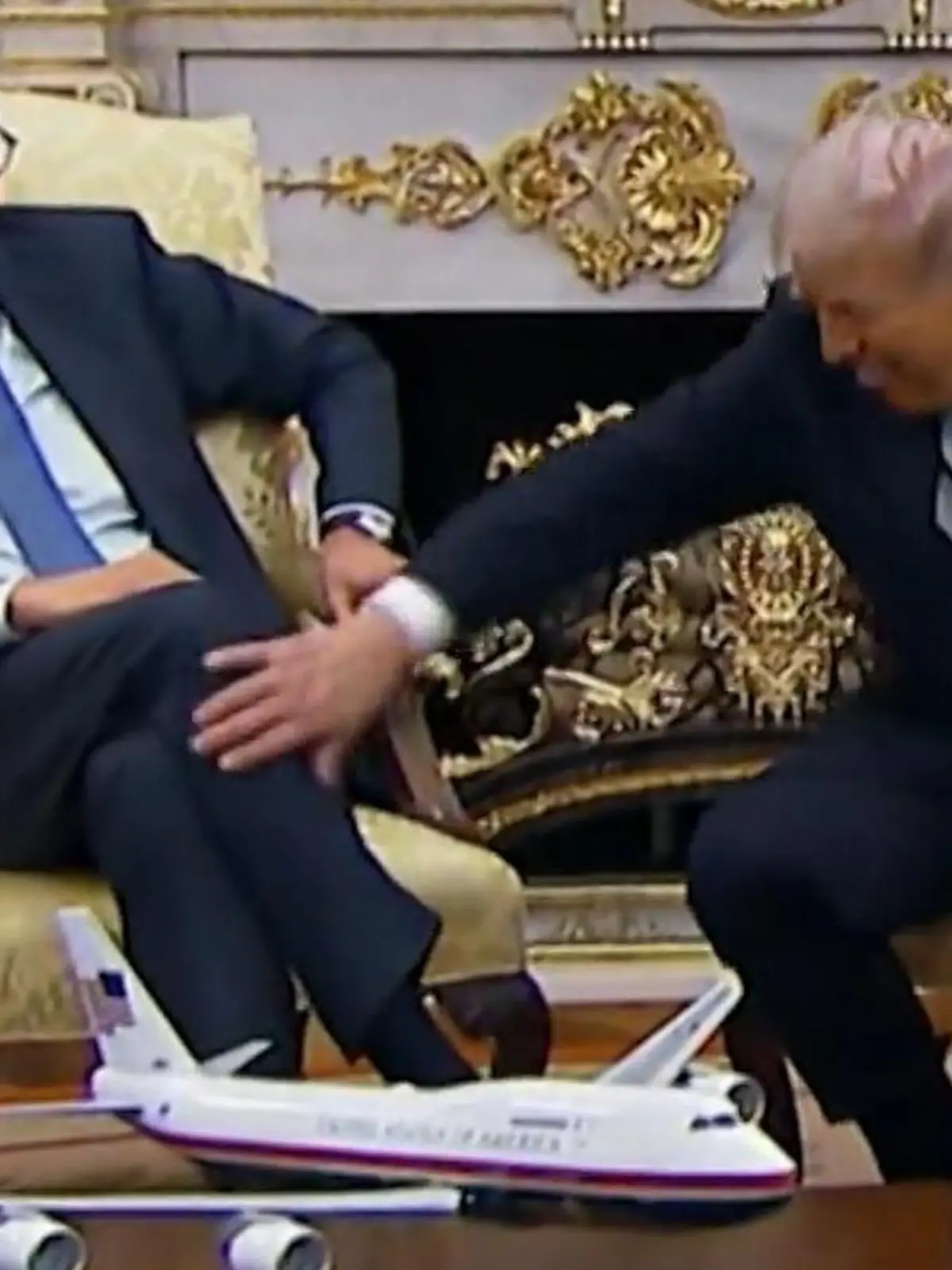 Bild zu: "Trump tätschelt Merz plötzlich das Knie – und macht DIESEN Witz!"