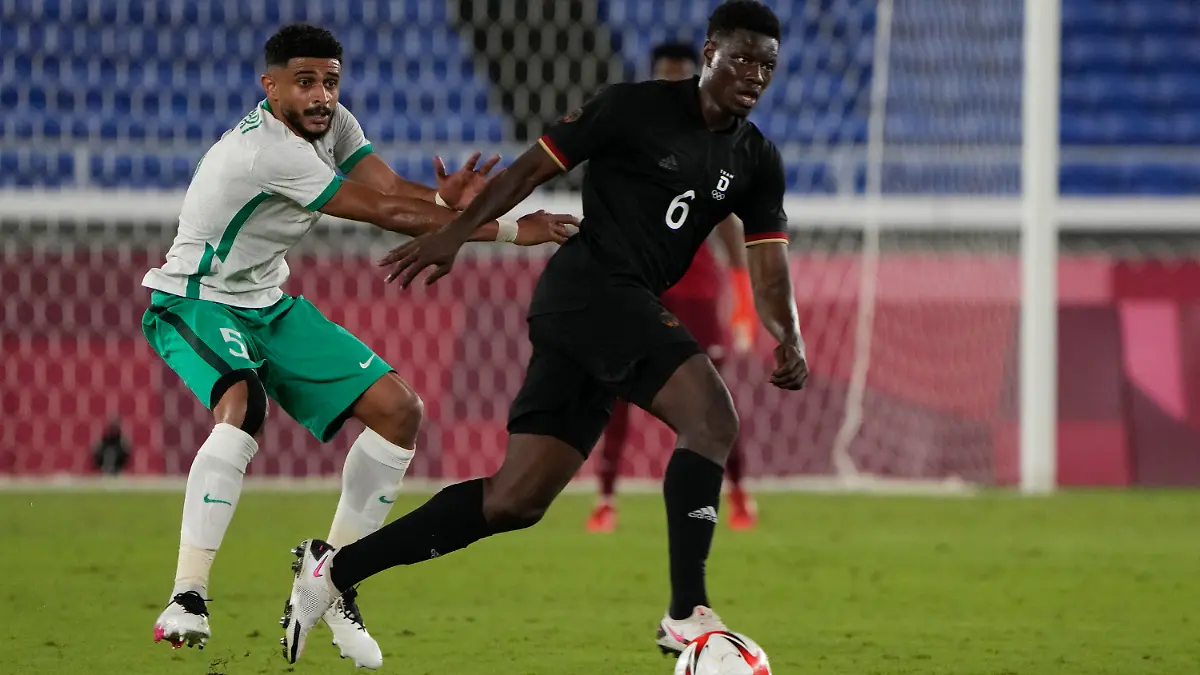 25.07.2021, Japan, Yokohama: Fußball: Olympia, Saudi-Arabien - Deutschland, Vorrunde, Gruppe D, 2. Spieltag im International Stadium Yokohama. Ragnar Ache (r) aus Deutschland erobert den Ball von Abdulelah Alamri aus Saudi-Arabien. Foto: Kiichiro Sato/AP/dpa +++ dpa-Bildfunk +++