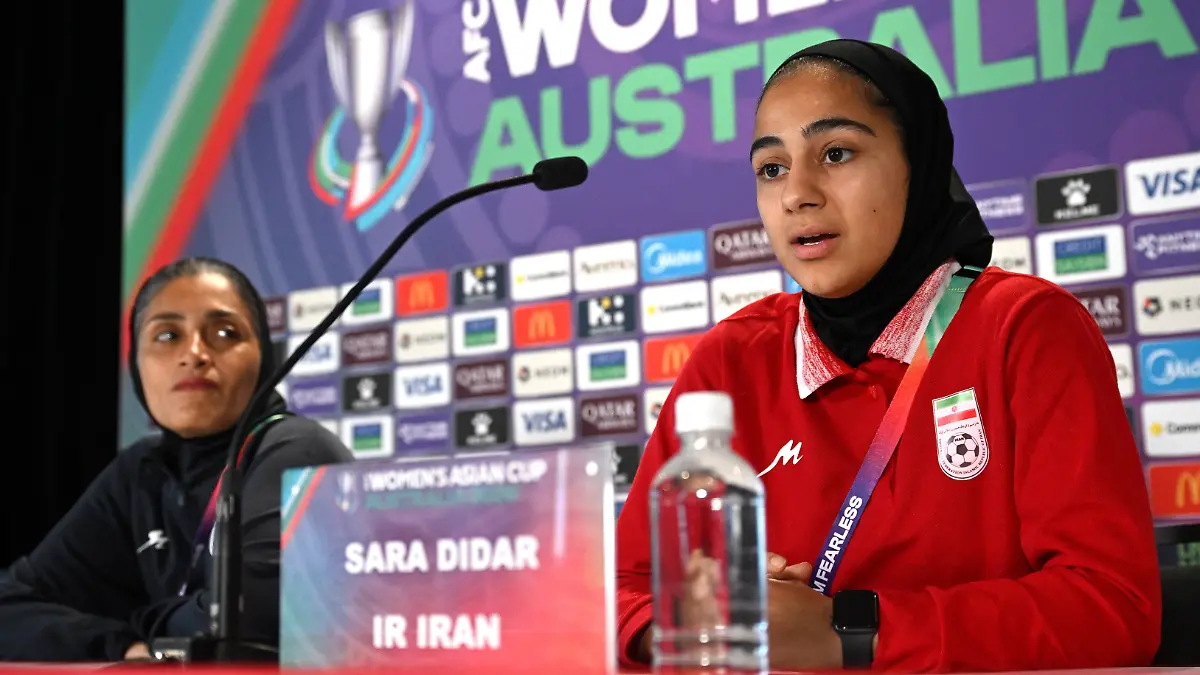 SOCCER IRAN press conference, PK, Pressekonferenz Iran coach Marziyeh Jafari left looks on to player Sara Didar during a Women s Asian Cup press conference at the Gold Coast Stadium on the Gold Coast, Wednesday, March 4, 2026  NO ARCHIVING Gold Coast Queensland Australia PUBLICATIONxNOTxINxAUSxNZLxPNGxFIJxVANxSOLxTGA Copyright: xDavexHuntx 20260304150922161383