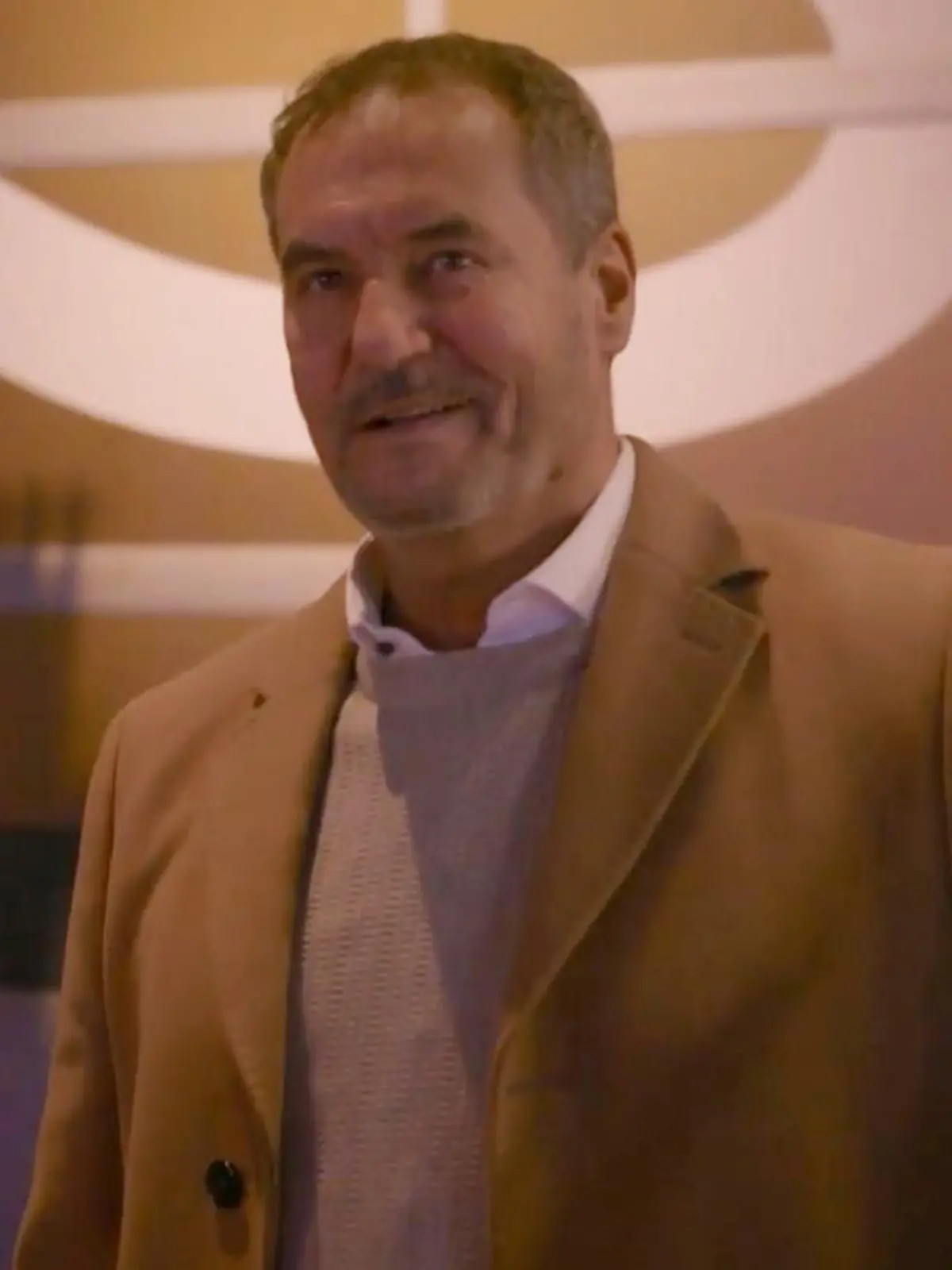 AWZ: Richard schaut Simone beim Tanzen zu