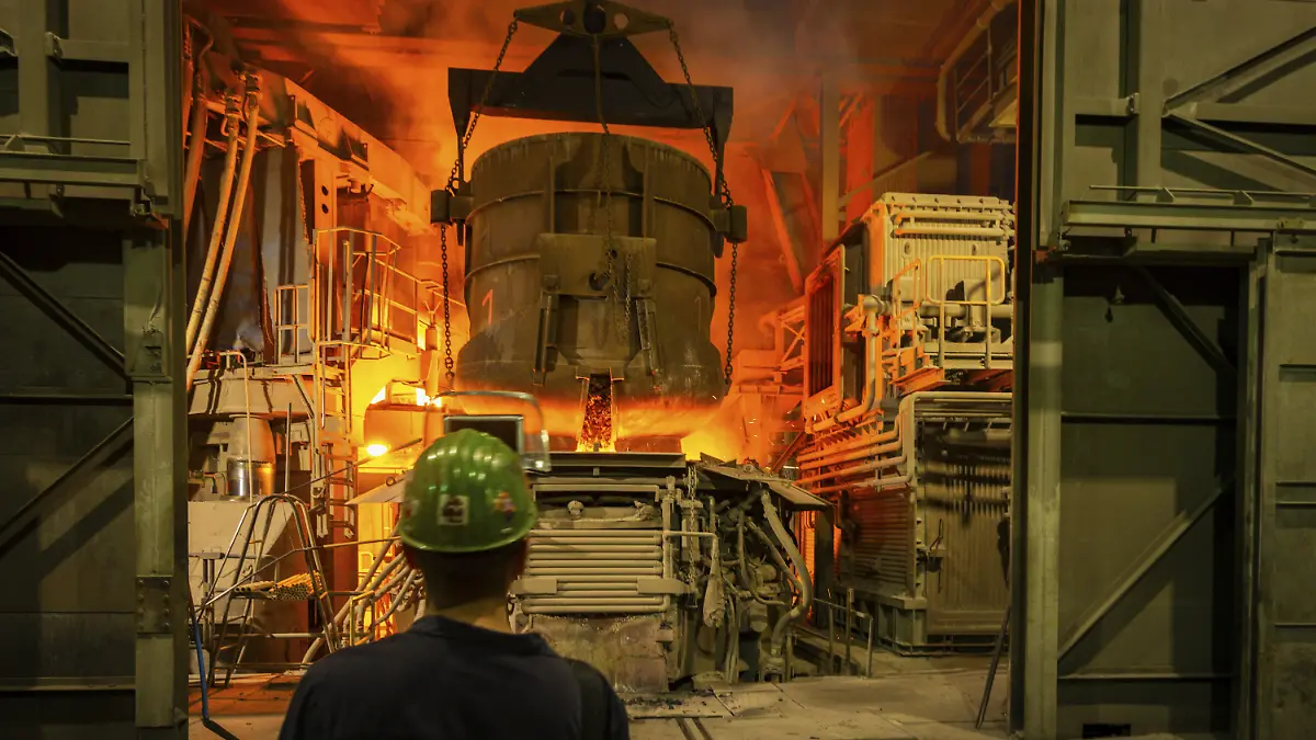 Die Branche benötigt verlässliche Energieversorgung zu planbaren und wettbewerbsfähigen Preisen Gemeinsame Forderungen von Wirtschaftsminister Dirk Panter, Unternehmen, Wirtschaftsvereinigung Stahl und IG Metall u.a. zu Industriestrompreis und Verlängerung der Strompreiskompensation Beschickung eines Elektohochofens, Freital, Sachsen, Deutschland