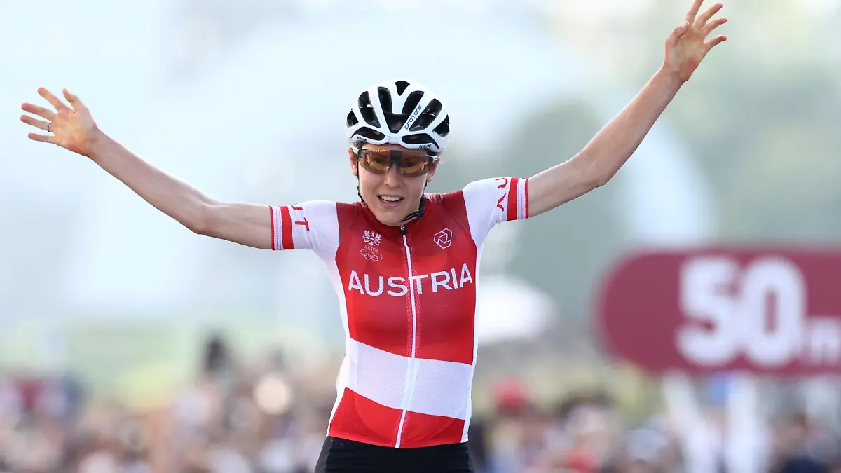 Tokyo 2020 Olympics - Cycling - Road - Women's Road Race - Final - Tokyo to Fuji International Speedway - Tokyo, Japan - July 25, 2021.  Anna Kiesenhofer of Austria celebrates winning gold. REUTERS/Christian Hartmann