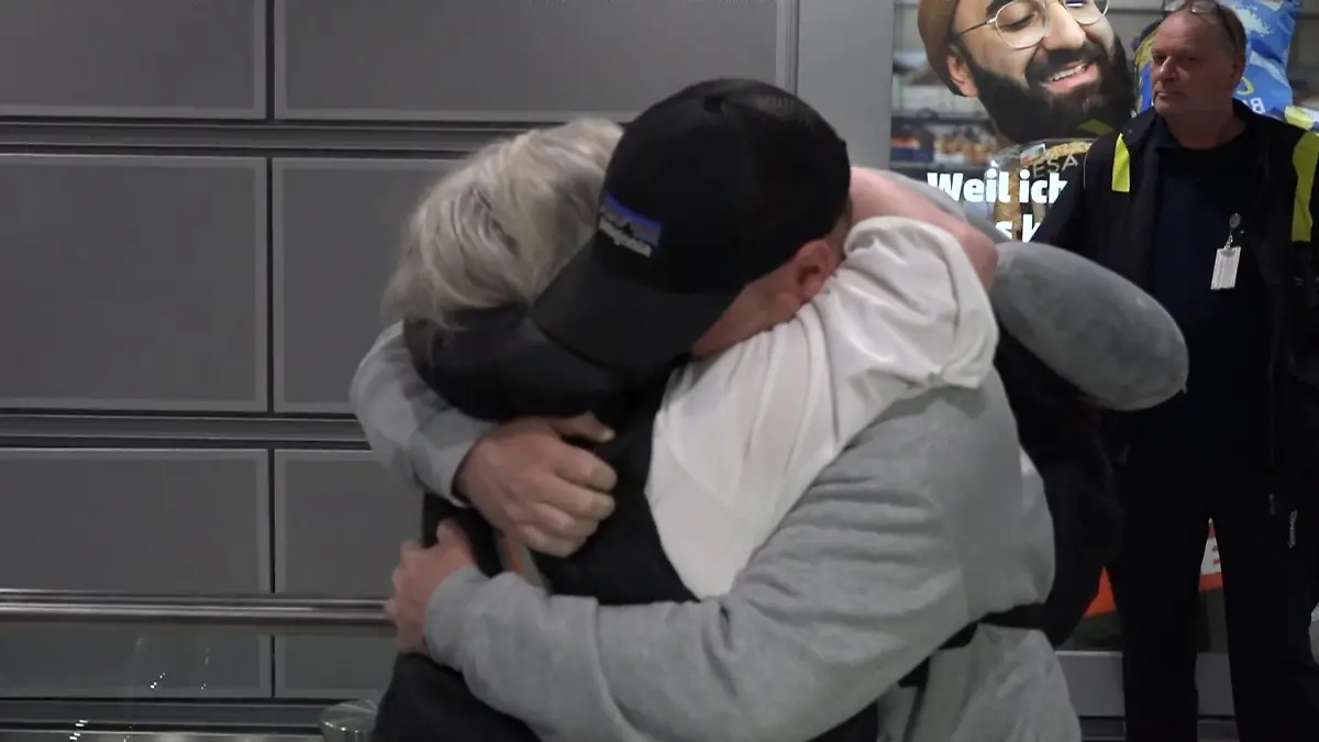 Flugzeug aus Dubai in NRW gelandet Viele Touris sitzen in Golfregion fest