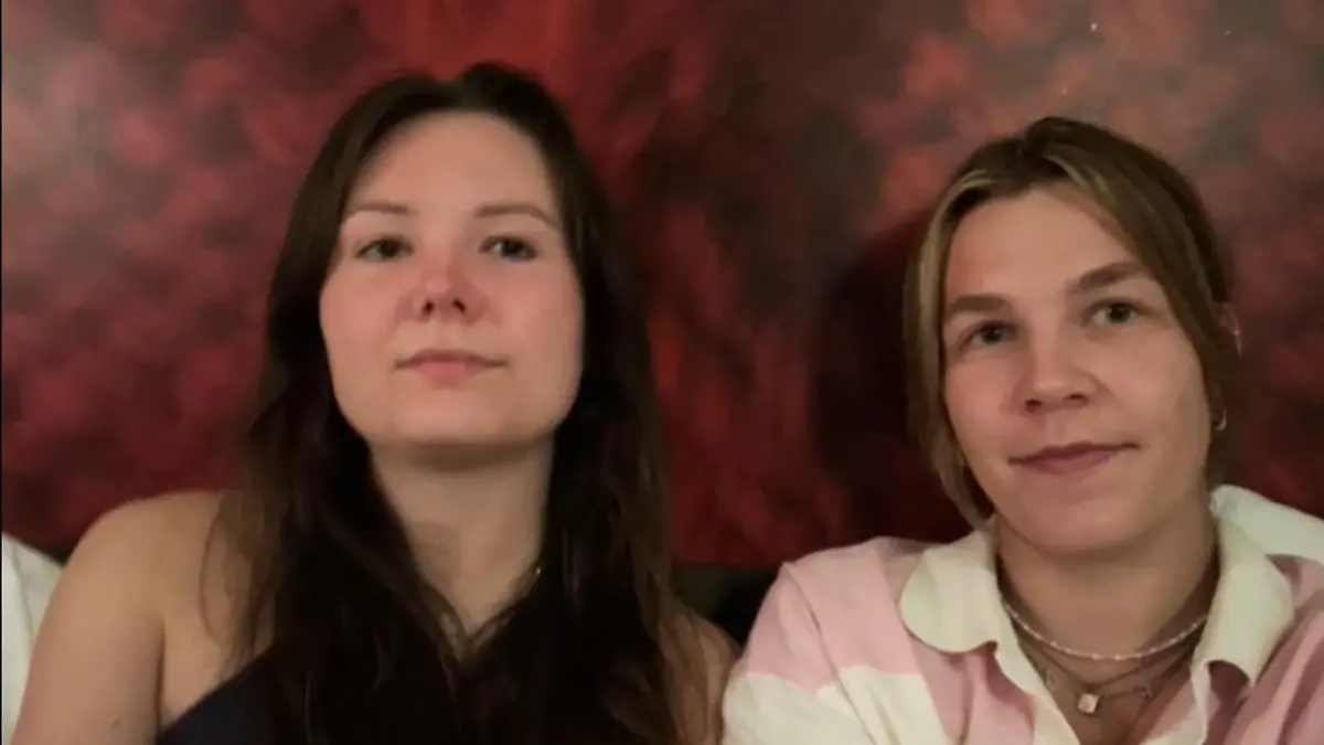 Roja und Freundin Lara schaffen es endlich aus der Doha-Hölle 600 Kilometer durch die Wüste!