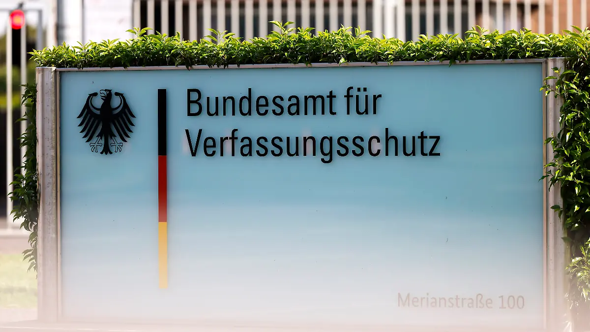 Das Bundesamt für Verfassungsschutz (BfV) in Chorweiler. Die Sicherheitsbehörde hat die Partei Alternative für Deutschland (AfD) nun als 'gesichert rechtsextremistisch' eingestuft. Grundlage für diese Einstufung sei ein nicht öffentliches Gutachten. Zuvor hatte die AfD in Umfragewerten die Union überholt. (Themenbild, Symbolbild) Köln, 02.05.2025