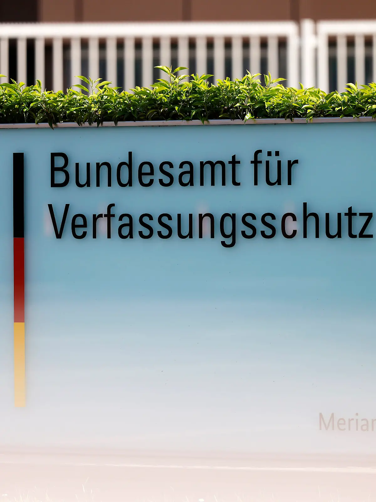 Das Bundesamt für Verfassungsschutz (BfV) in Chorweiler. Die Sicherheitsbehörde hat die Partei Alternative für Deutschland (AfD) nun als 'gesichert rechtsextremistisch' eingestuft. Grundlage für diese Einstufung sei ein nicht öffentliches Gutachten. Zuvor hatte die AfD in Umfragewerten die Union überholt. (Themenbild, Symbolbild) Köln, 02.05.2025