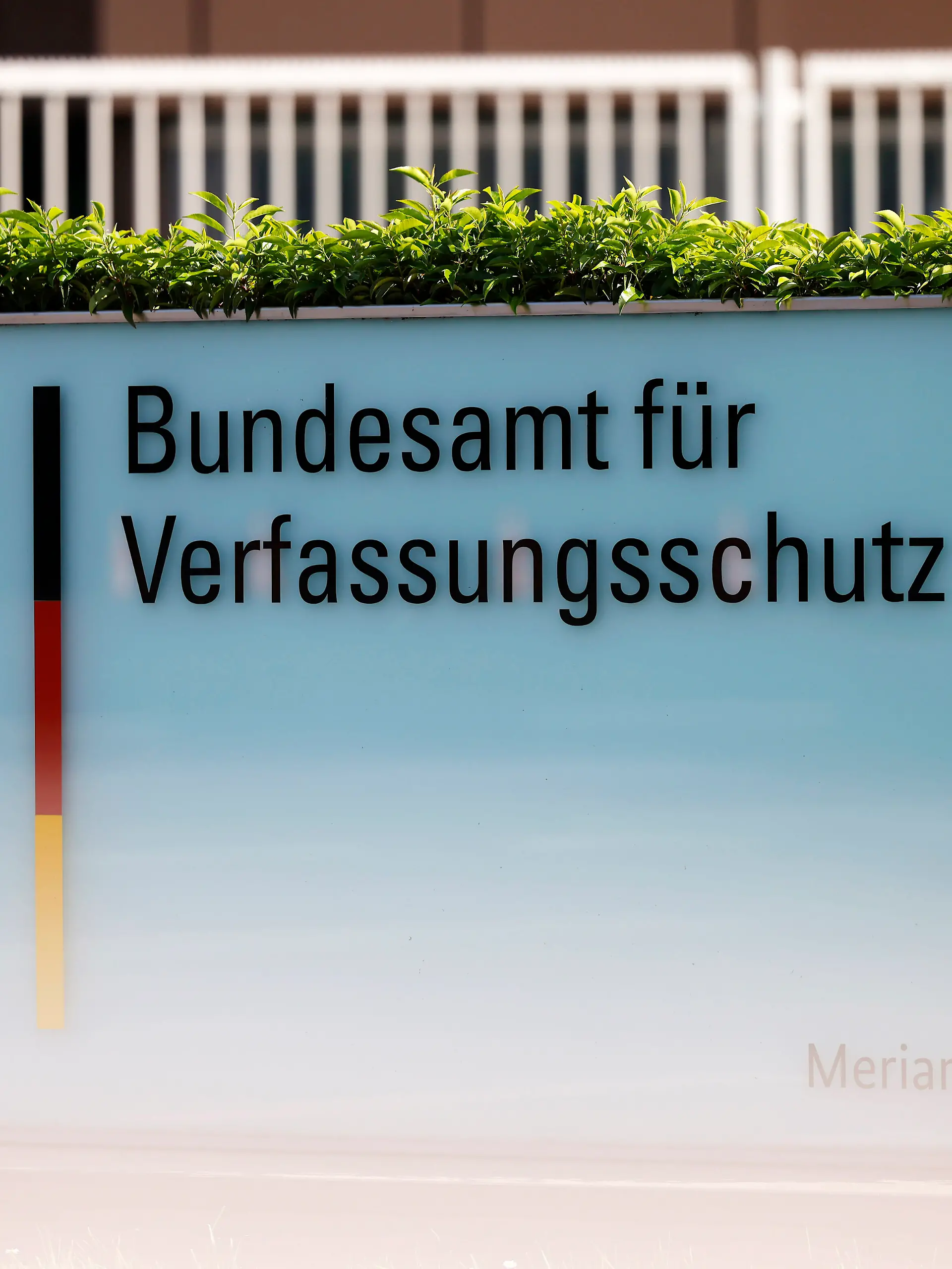 Das Bundesamt für Verfassungsschutz (BfV) in Chorweiler. Die Sicherheitsbehörde hat die Partei Alternative für Deutschland (AfD) nun als 'gesichert rechtsextremistisch' eingestuft. Grundlage für diese Einstufung sei ein nicht öffentliches Gutachten. Zuvor hatte die AfD in Umfragewerten die Union überholt. (Themenbild, Symbolbild) Köln, 02.05.2025