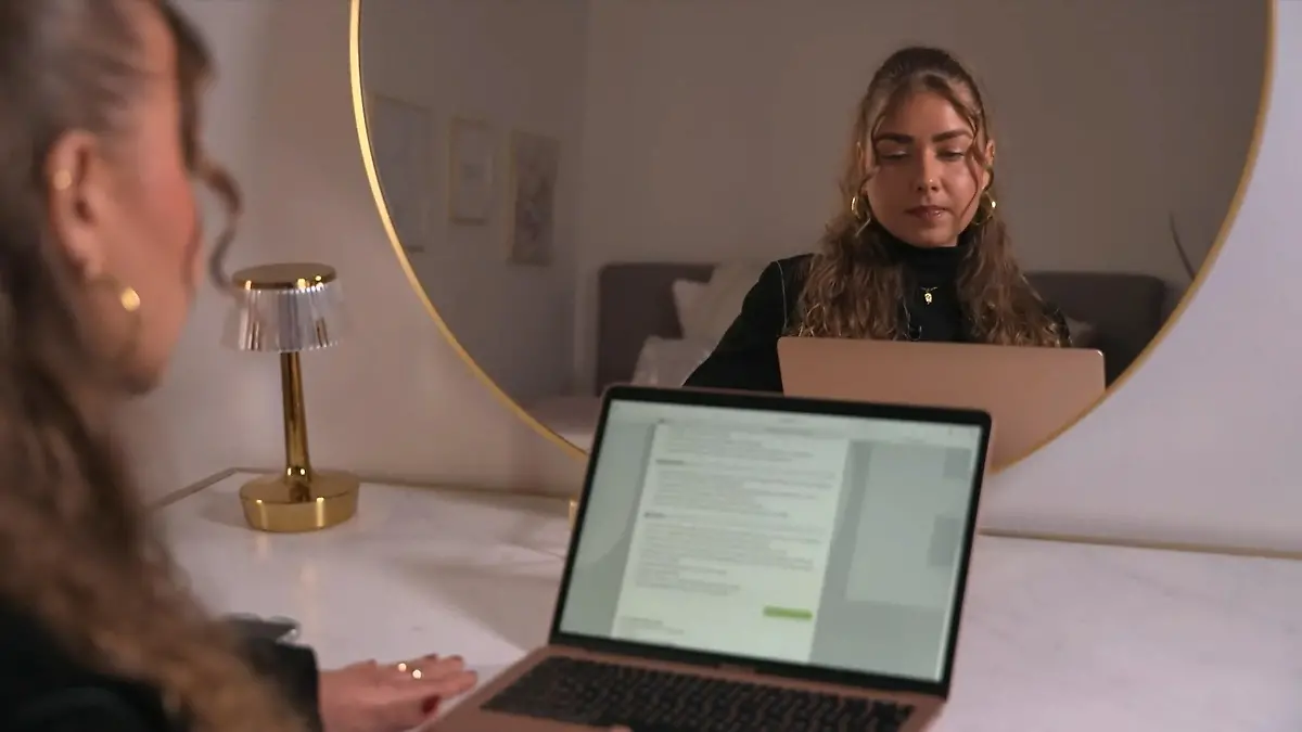 Zwei junge Frauen verzweifeln am Arbeitsmarkt Arbeitssuche