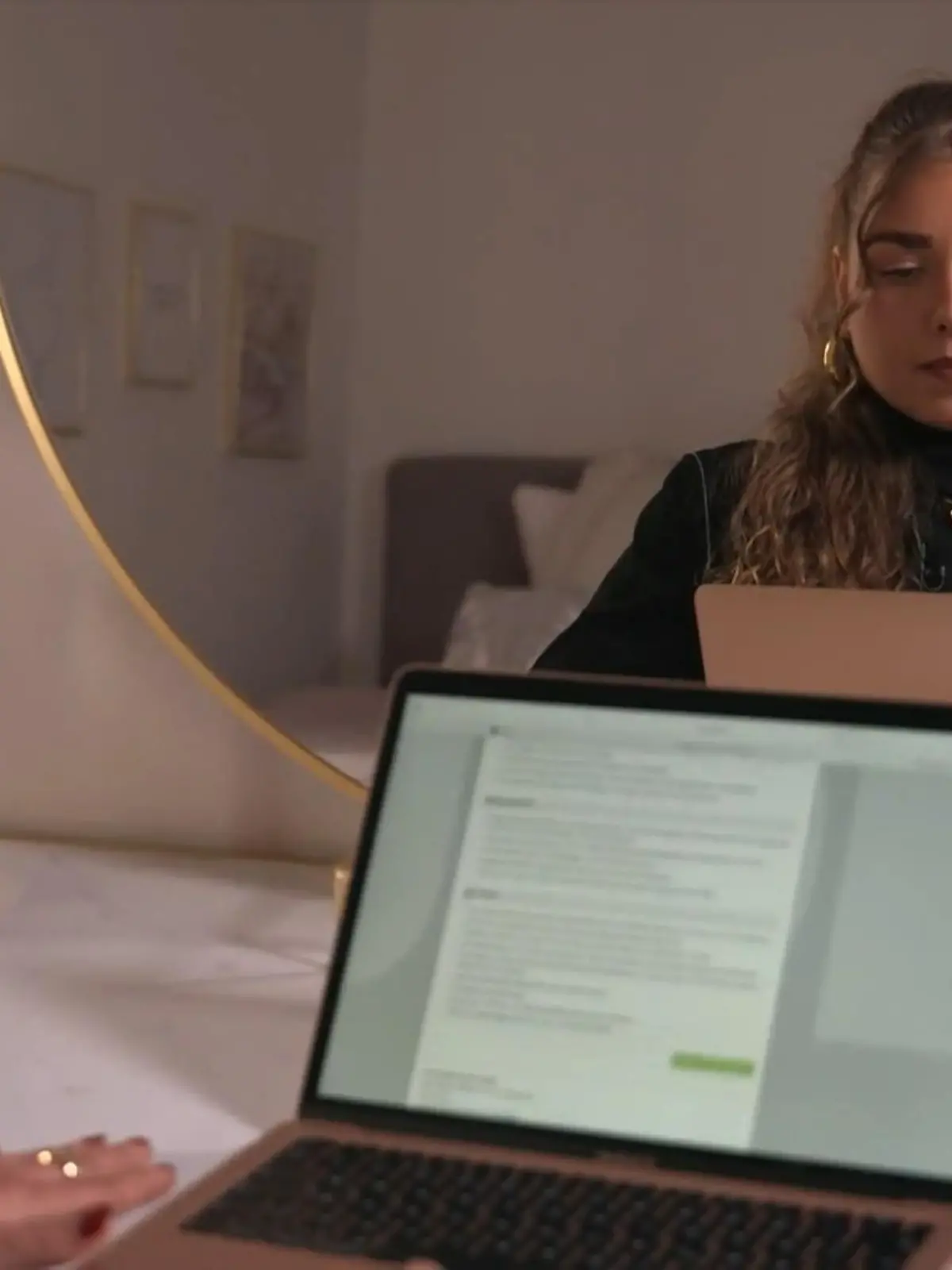 Bild zu: "Zwei junge Frauen verzweifeln am Arbeitsmarkt"