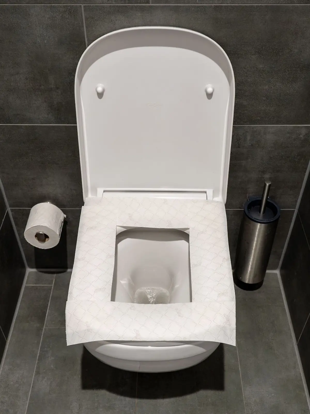 Kann nach hinten losgehen: Die Klobrille mit Toilettenpapier auszulegen, ist keine gute Idee, sagt ein Hygiene-Professor.