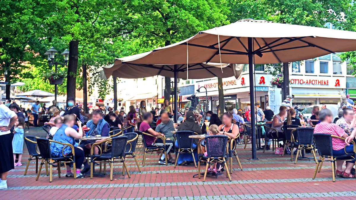 Außenbewirtung in einem Eiscafé bei sonnigem Wetter in Essen