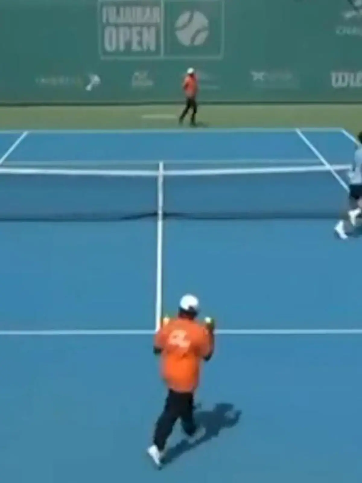 Bild zu: "Panik auf dem Platz! Tennisspieler fliehen nach Drohnenangriff"