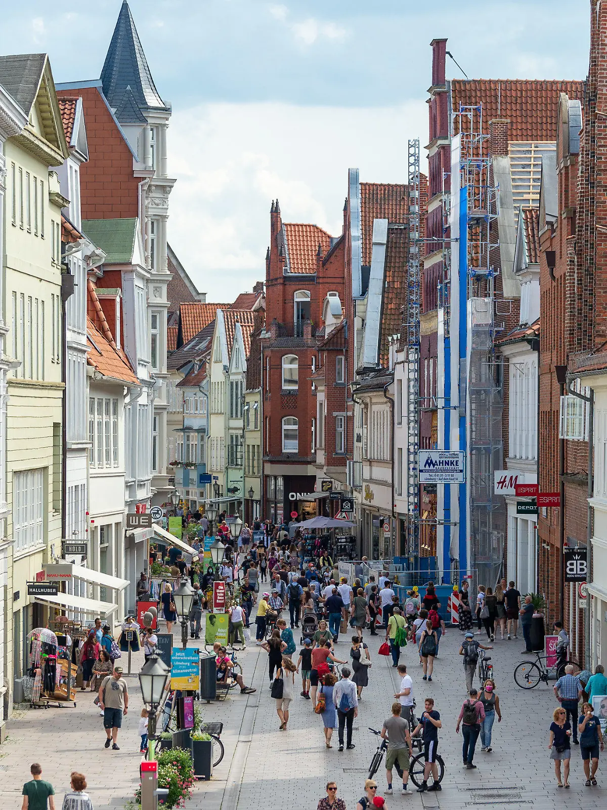 26.07.2021, Niedersachsen, Lüneburg: Menschen gehen durch eine Fußgängerzone in der Innenstadt. Die Corona-Inzidenzen steigen zum Start der Sommerferien weiter: Niedersachsen plant Anpassung der Verordnung. Dass die Werte im Landkreis Lüneburg stark gestiegen sind, hängt wohl vor allem mit einer Abiturfeier in Bardowick zusammen. Foto: Philipp Schulze/dpa +++ dpa-Bildfunk +++