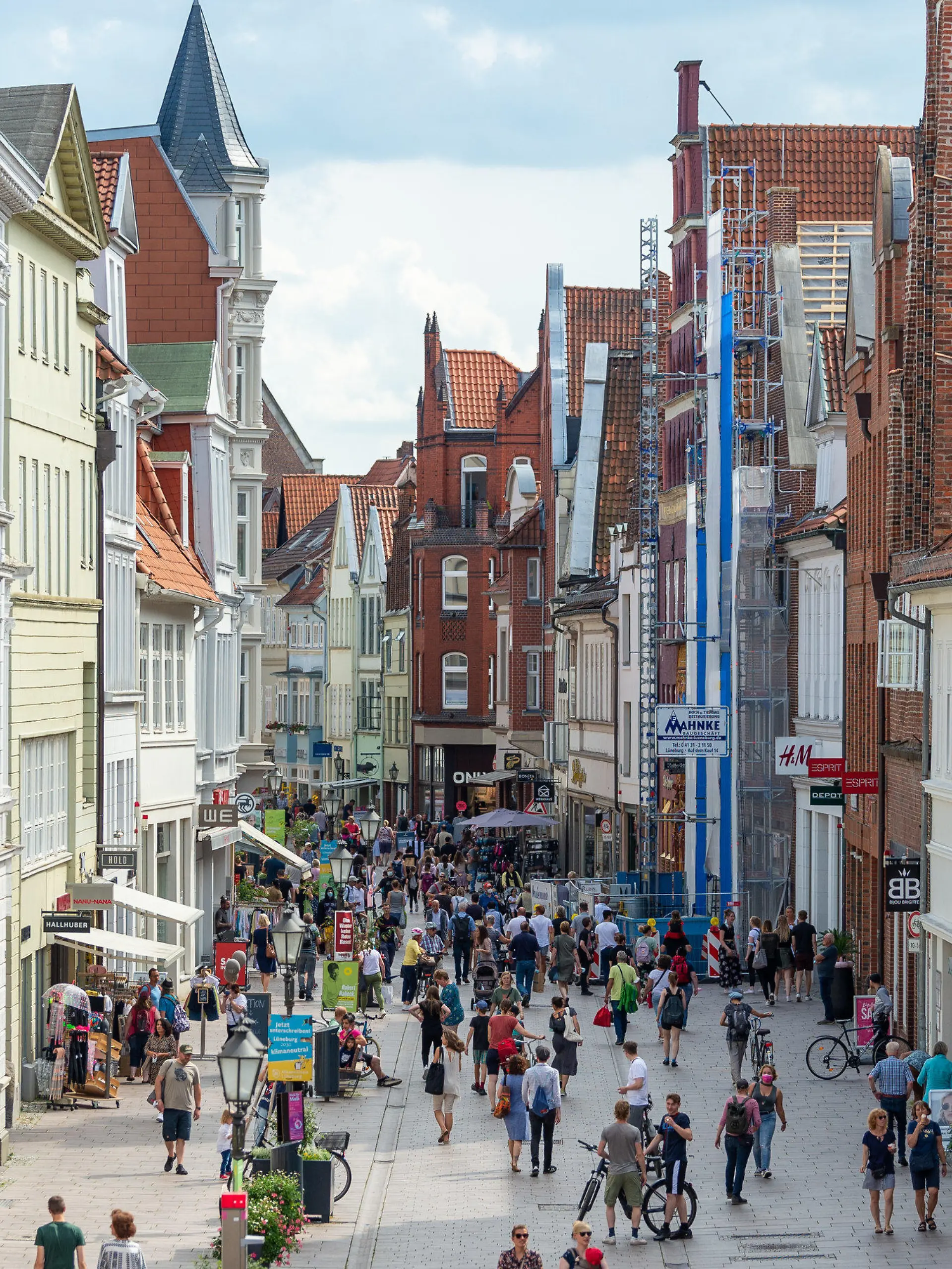 26.07.2021, Niedersachsen, Lüneburg: Menschen gehen durch eine Fußgängerzone in der Innenstadt. Die Corona-Inzidenzen steigen zum Start der Sommerferien weiter: Niedersachsen plant Anpassung der Verordnung. Dass die Werte im Landkreis Lüneburg stark gestiegen sind, hängt wohl vor allem mit einer Abiturfeier in Bardowick zusammen. Foto: Philipp Schulze/dpa +++ dpa-Bildfunk +++