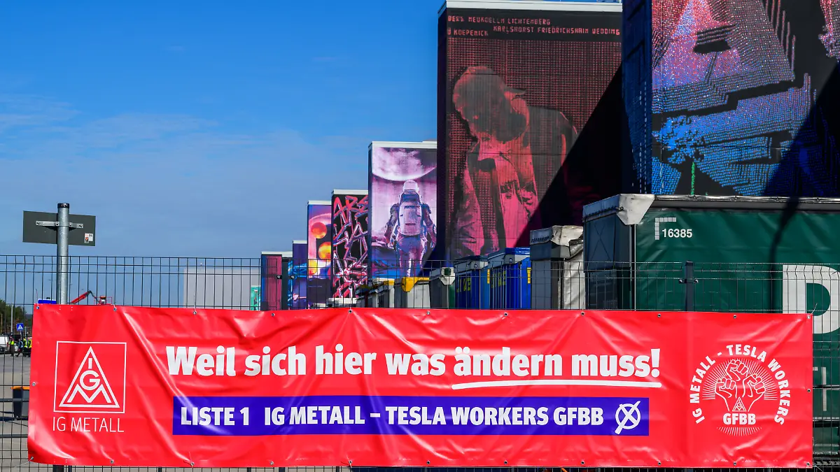 Ein Werbetransparent der IG Metall zur Betriebsratswahl hängt an einem Zaun der Tesla-Gigafactory Berlin-Brandenburg. Im einzigen deutschen Autowerk von Tesla beginnt am Montag die mit Spannung erwartete Betriebsratswahl. +++ dpa-Bildfunk +++