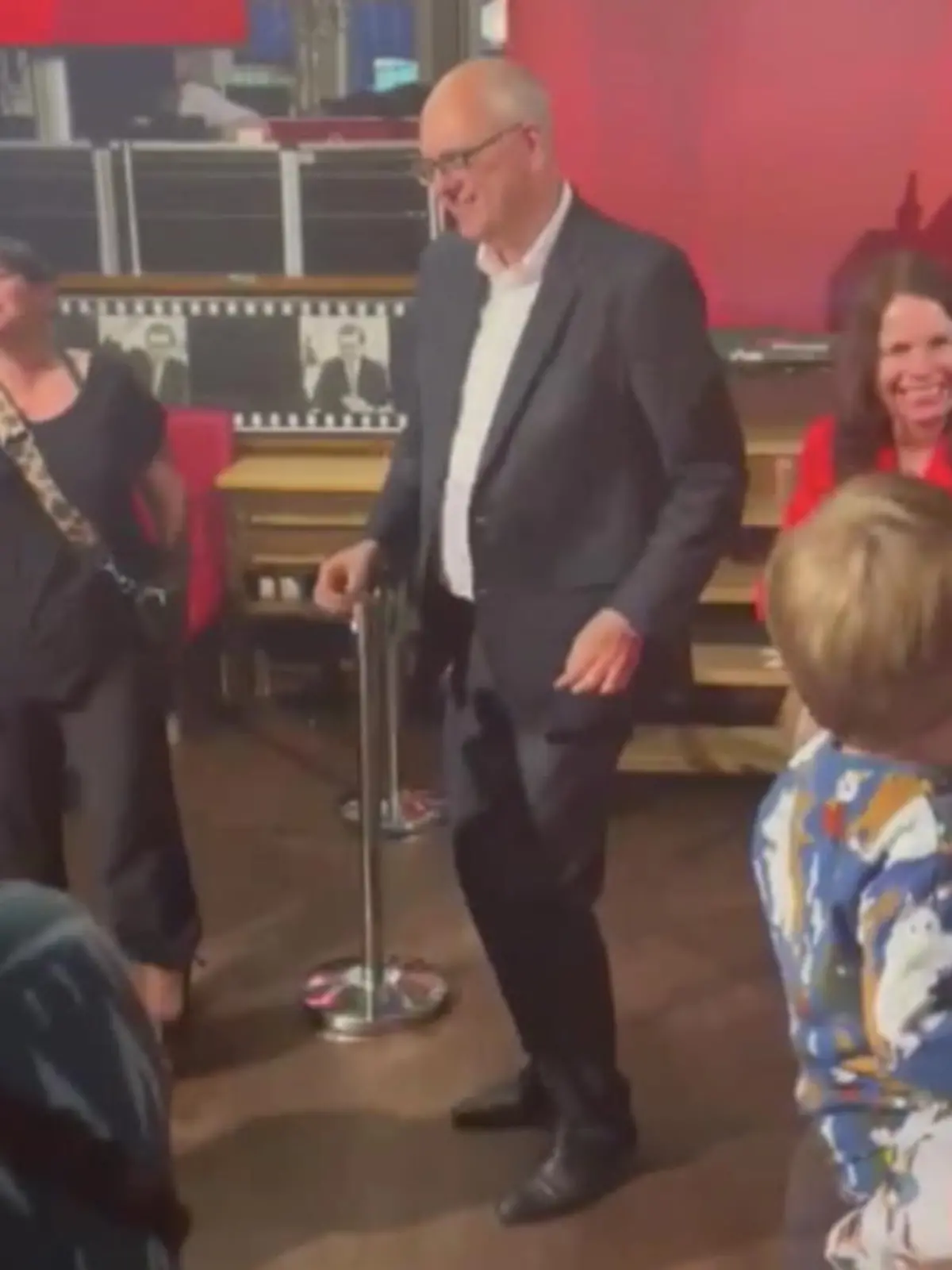 Andreas Bovenschulte und seine SPD haben allen Grund zum Feiern! Die erste Hochrechnung bestätigt am Sonntagabend (14. Mai) den Wahlsieg der Bremer SPD. Demnach erreichte die Partei 29,9 Prozent der Stimmen. Wie Bürgermeister Andreas Bovenschulte nach dem Wahlsieg feiert, sehen Sie im Video.