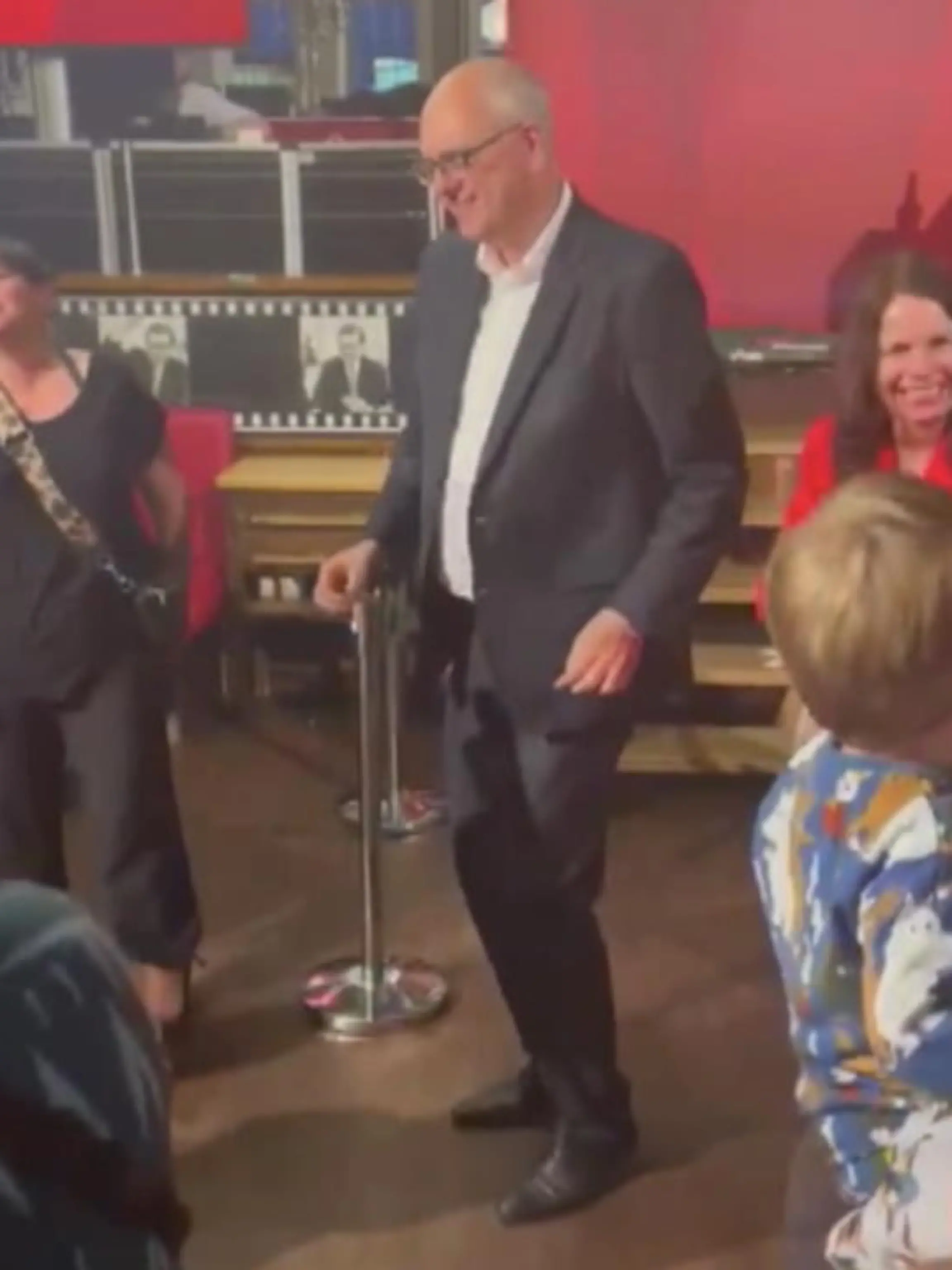 Andreas Bovenschulte und seine SPD haben allen Grund zum Feiern! Die erste Hochrechnung bestätigt am Sonntagabend (14. Mai) den Wahlsieg der Bremer SPD. Demnach erreichte die Partei 29,9 Prozent der Stimmen. Wie Bürgermeister Andreas Bovenschulte nach dem Wahlsieg feiert, sehen Sie im Video.