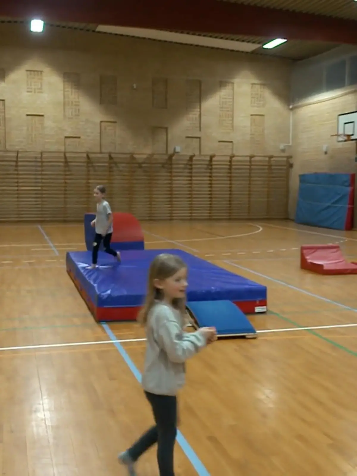 Bild zu: "Turnhalle statt Heimweh"